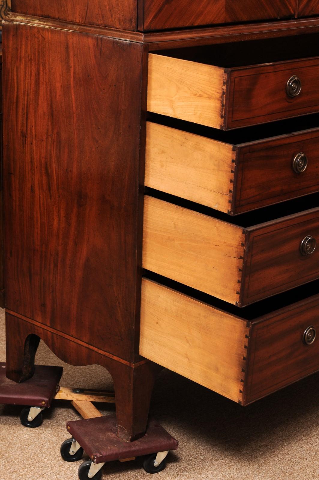 19th Century English Mahogany Linen Press with Oval Paneling and Crossbanding siglo XIX en venta