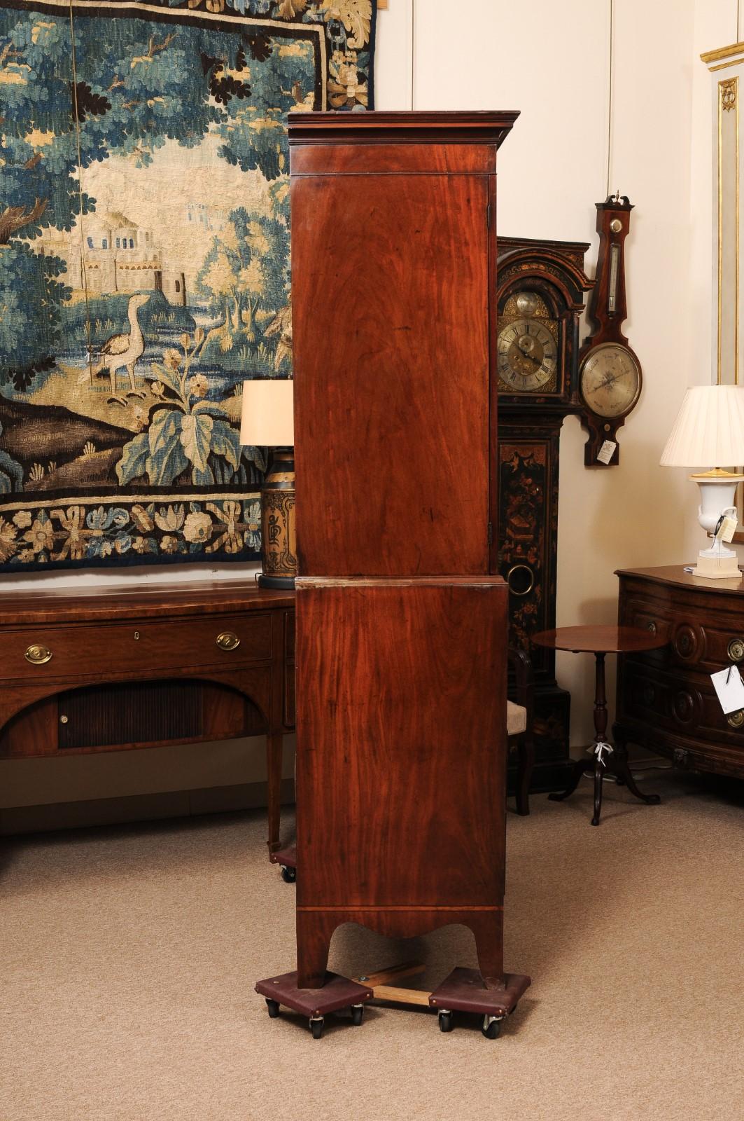 19th Century English Mahogany Linen Press with Oval Paneling and Crossbanding Caoba en venta