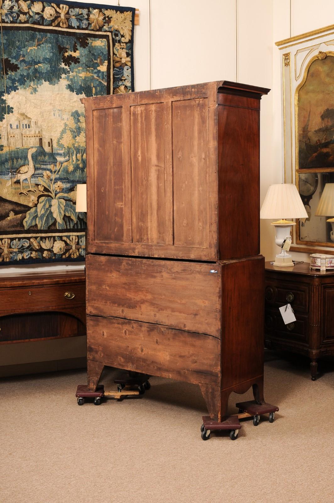 19th Century English Mahogany Linen Press with Oval Paneling and Crossbanding en venta 1
