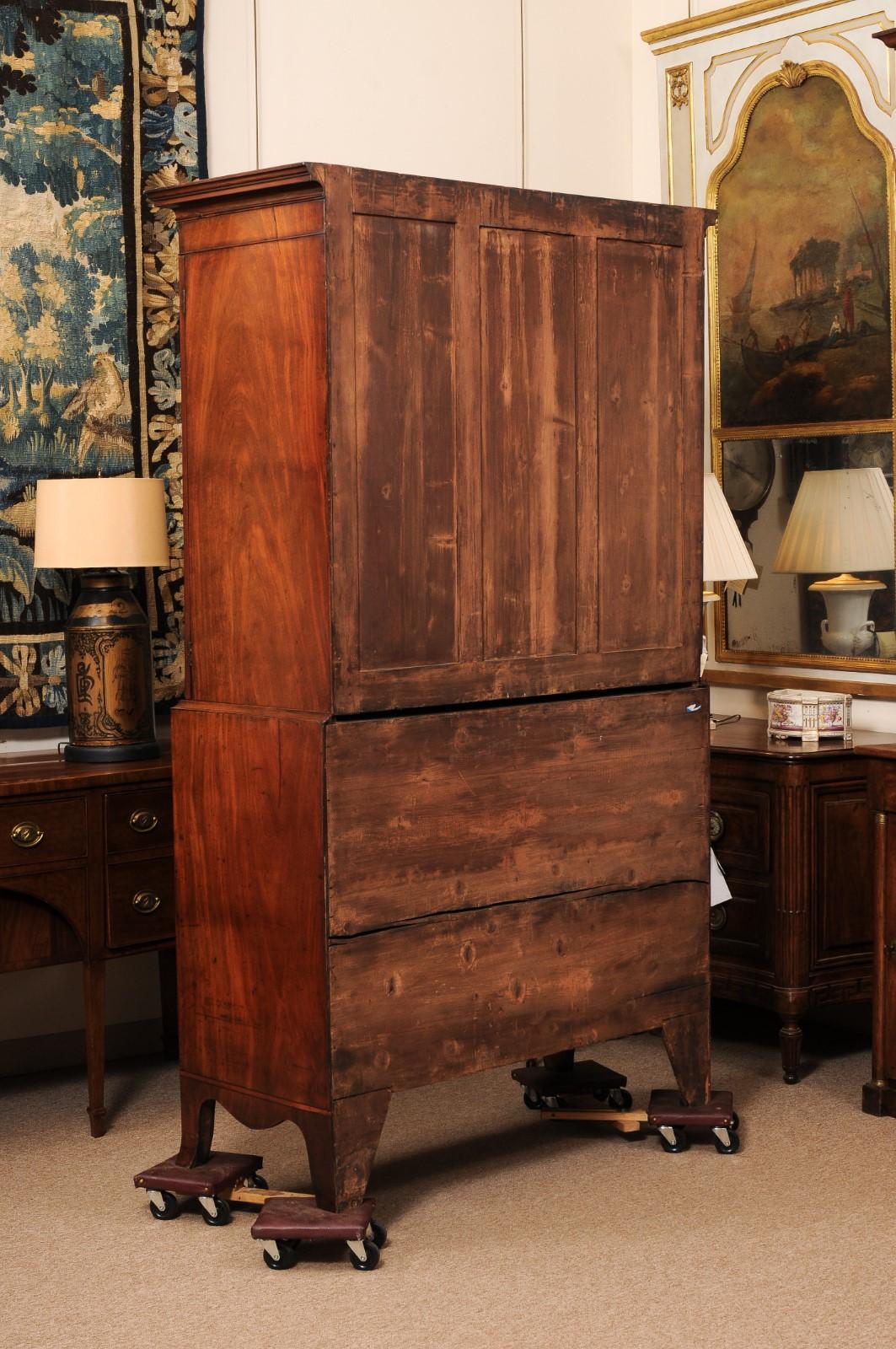 19th Century English Mahogany Linen Press with Oval Paneling and Crossbanding en venta 2