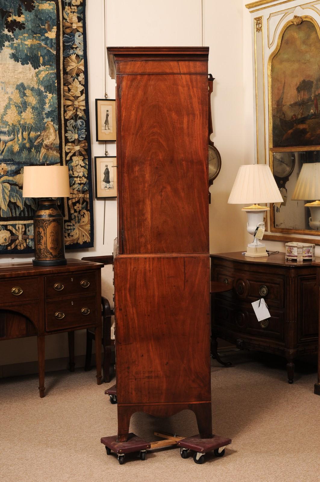 19th Century English Mahogany Linen Press with Oval Paneling and Crossbanding en venta 3