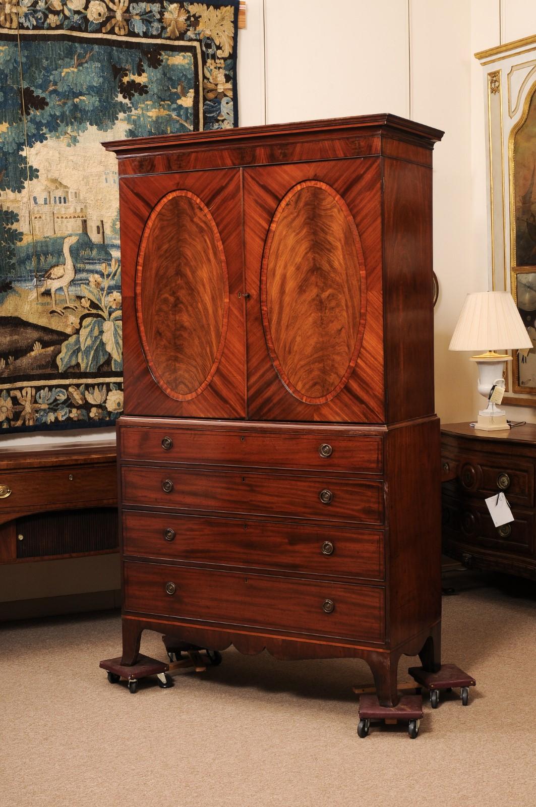 19th Century English Mahogany Linen Press with Oval Paneling and Crossbanding en venta 4