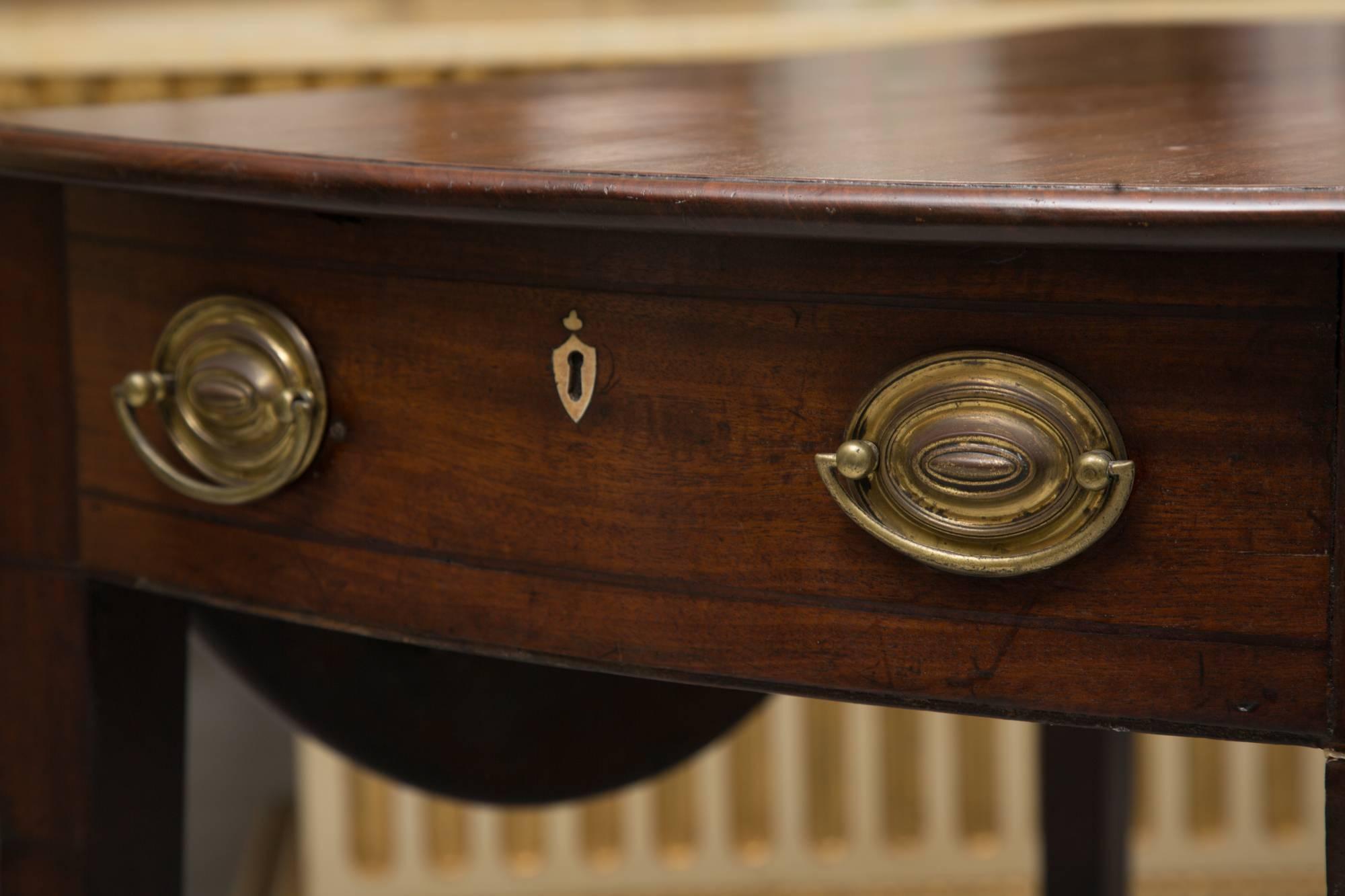 Mid-19th Century 19th Century English Mahogany Oval Pembroke Table