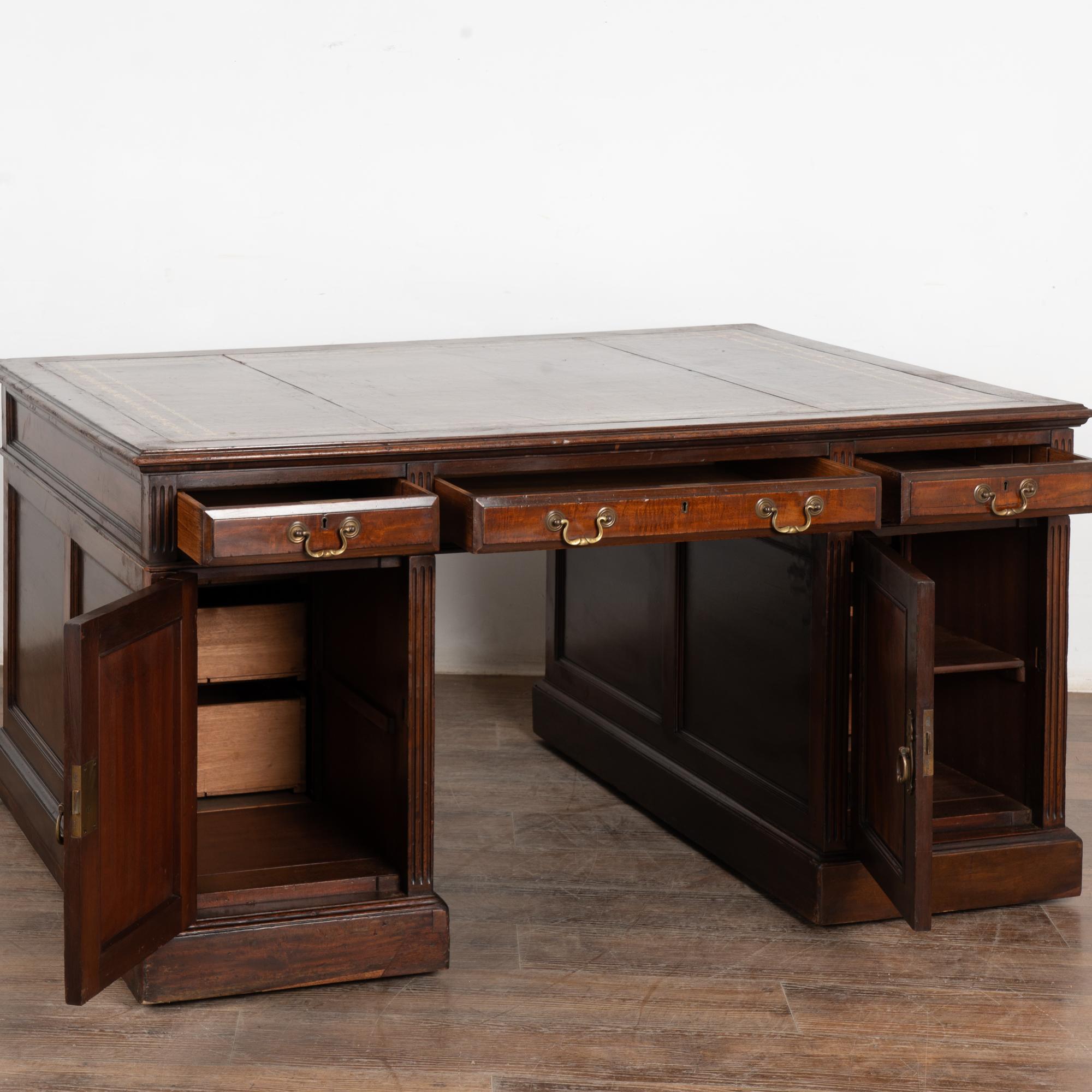 Englischer Mahagoni-Partner-Schreibtisch des 19. im Zustand „Gut“ im Angebot in Round Top, TX