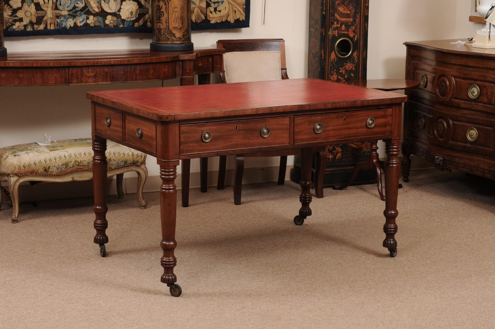 Bureau d'associé/écritoire en acajou anglais du 19e siècle avec dessus en cuir rouge gaufré et pieds tournés