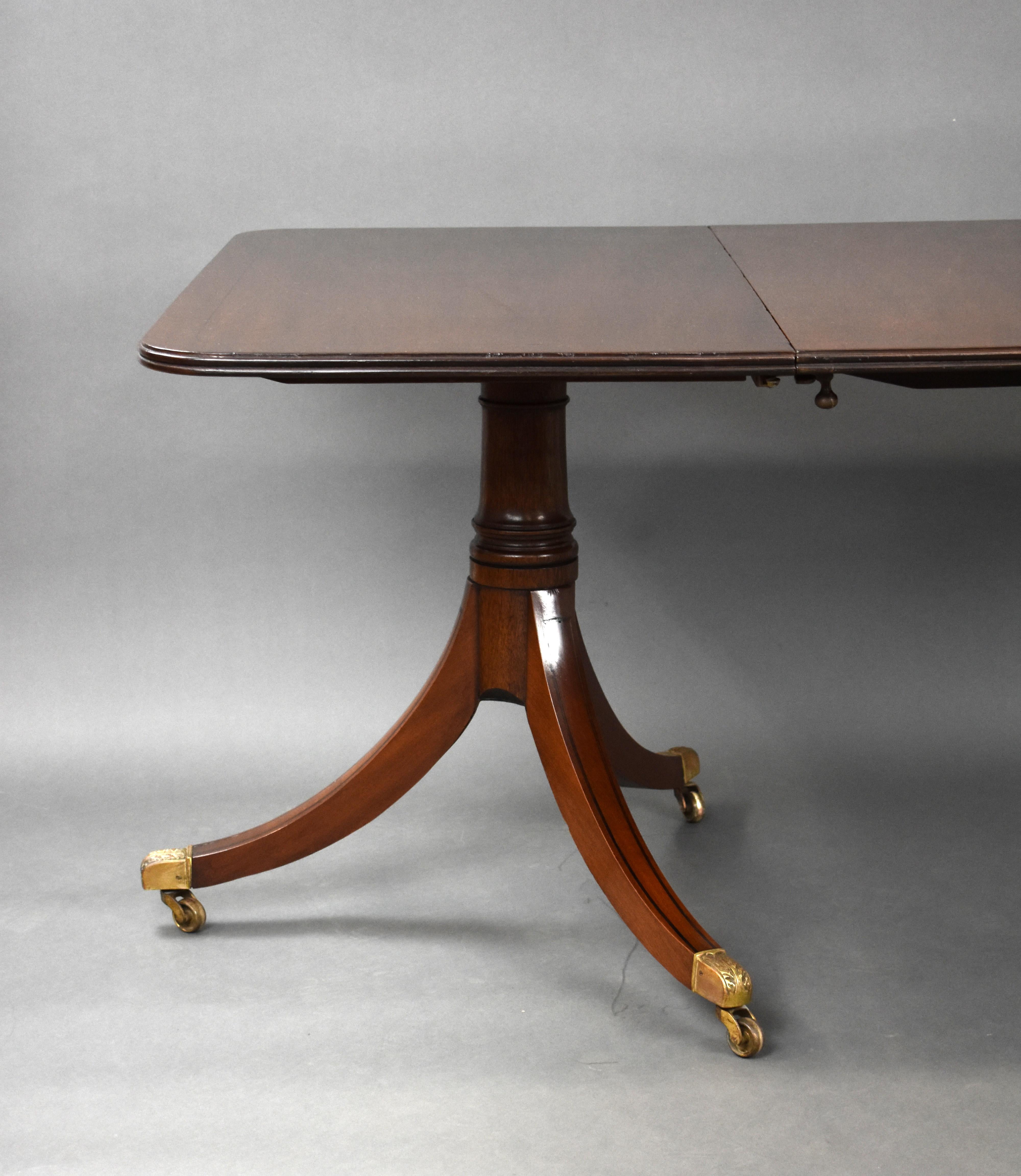 Regency Table de salle à manger anglaise du 19ème siècle à piédestal en acajou en vente