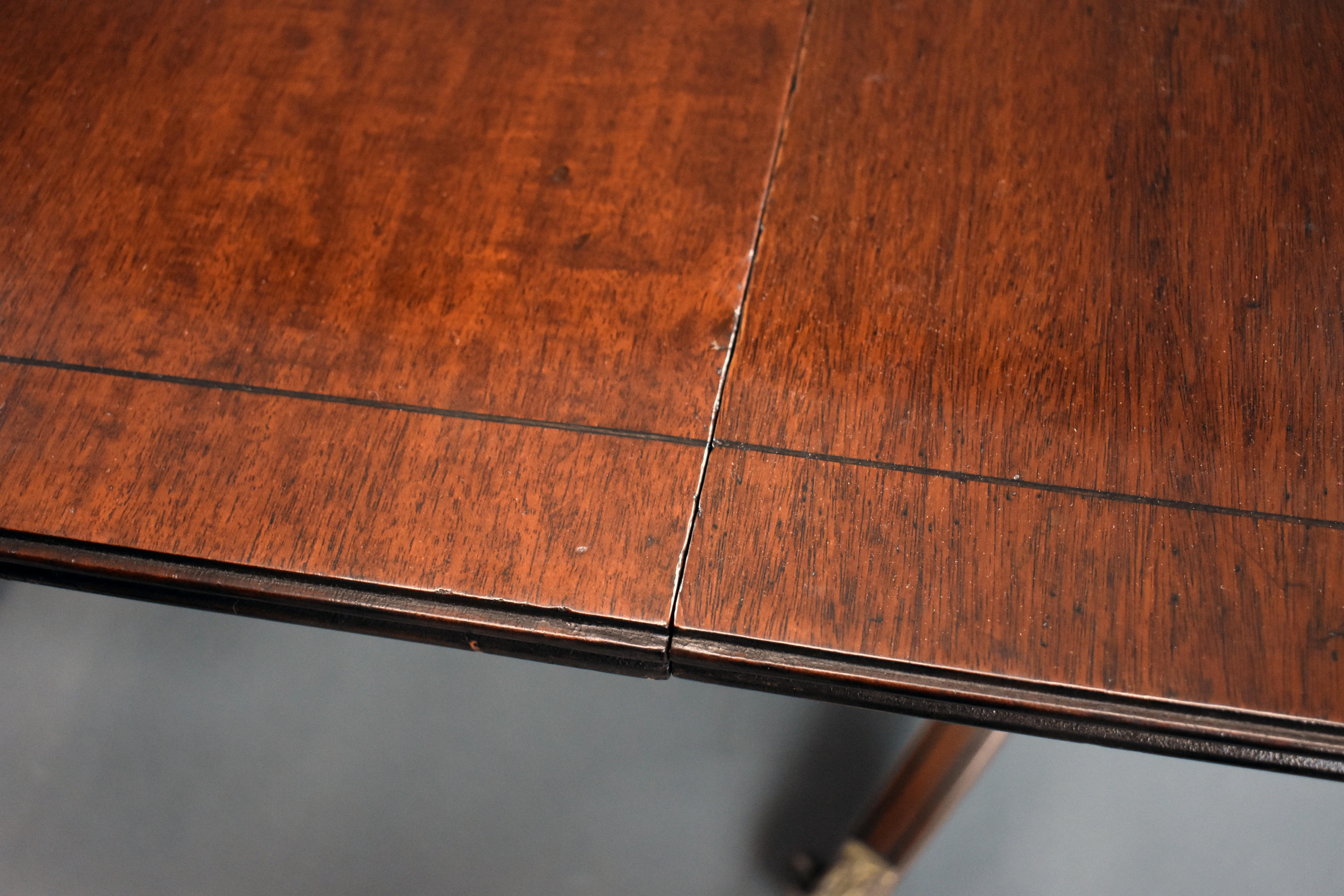 Table de salle à manger anglaise du 19ème siècle à piédestal en acajou en vente 2