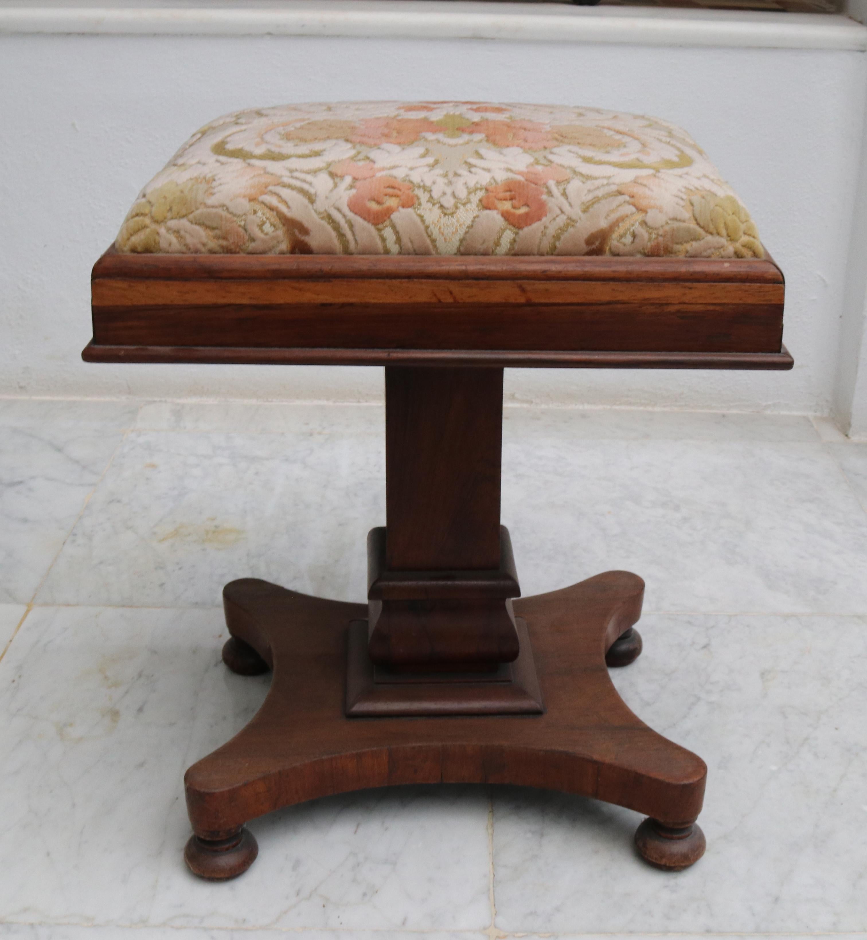 19th Century English Mahogany Pedestal Side Table with Flower Pattern Velvet Top In Good Condition For Sale In Marbella, ES