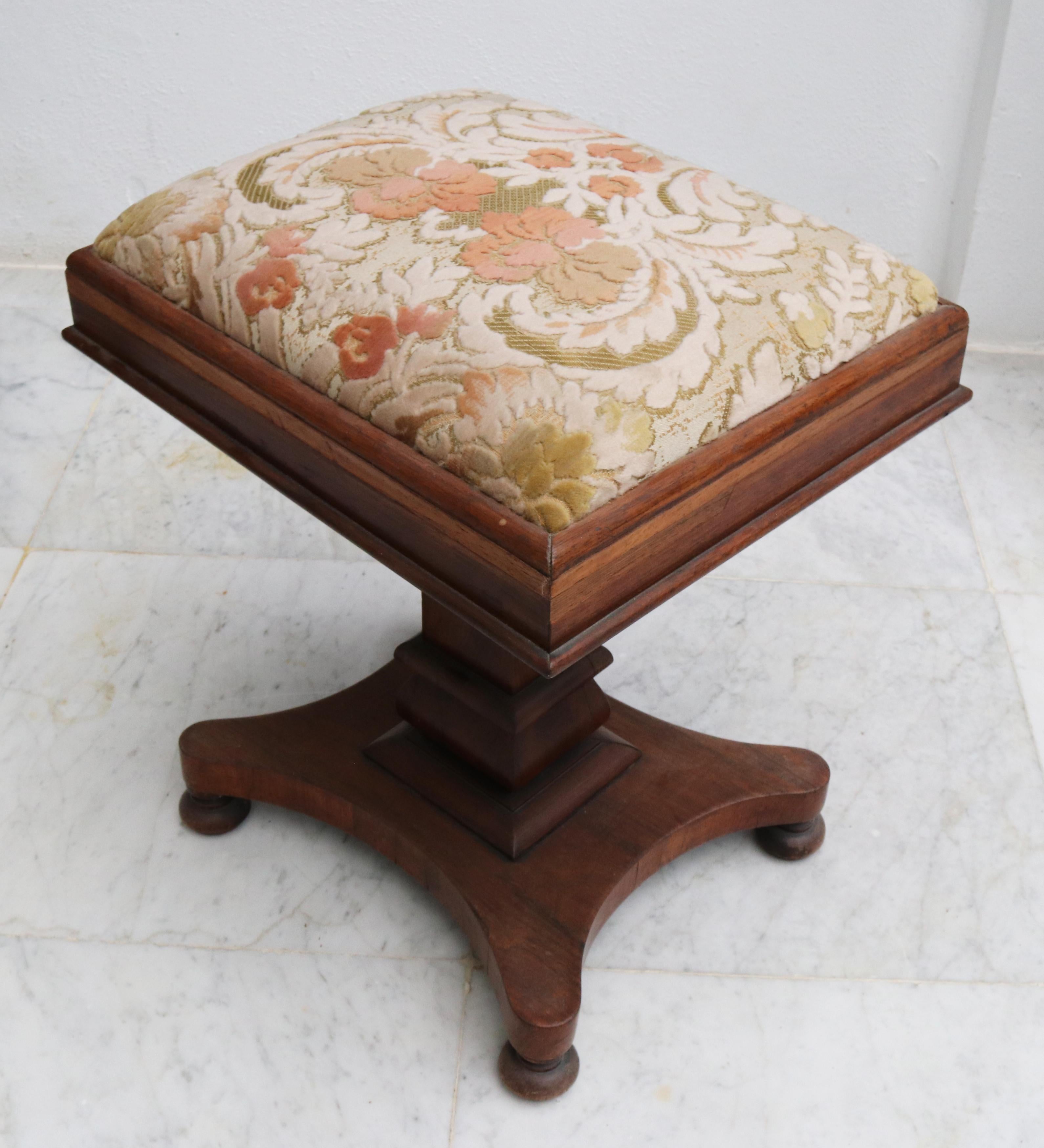 19th Century English Mahogany Pedestal Side Table with Flower Pattern Velvet Top For Sale 1