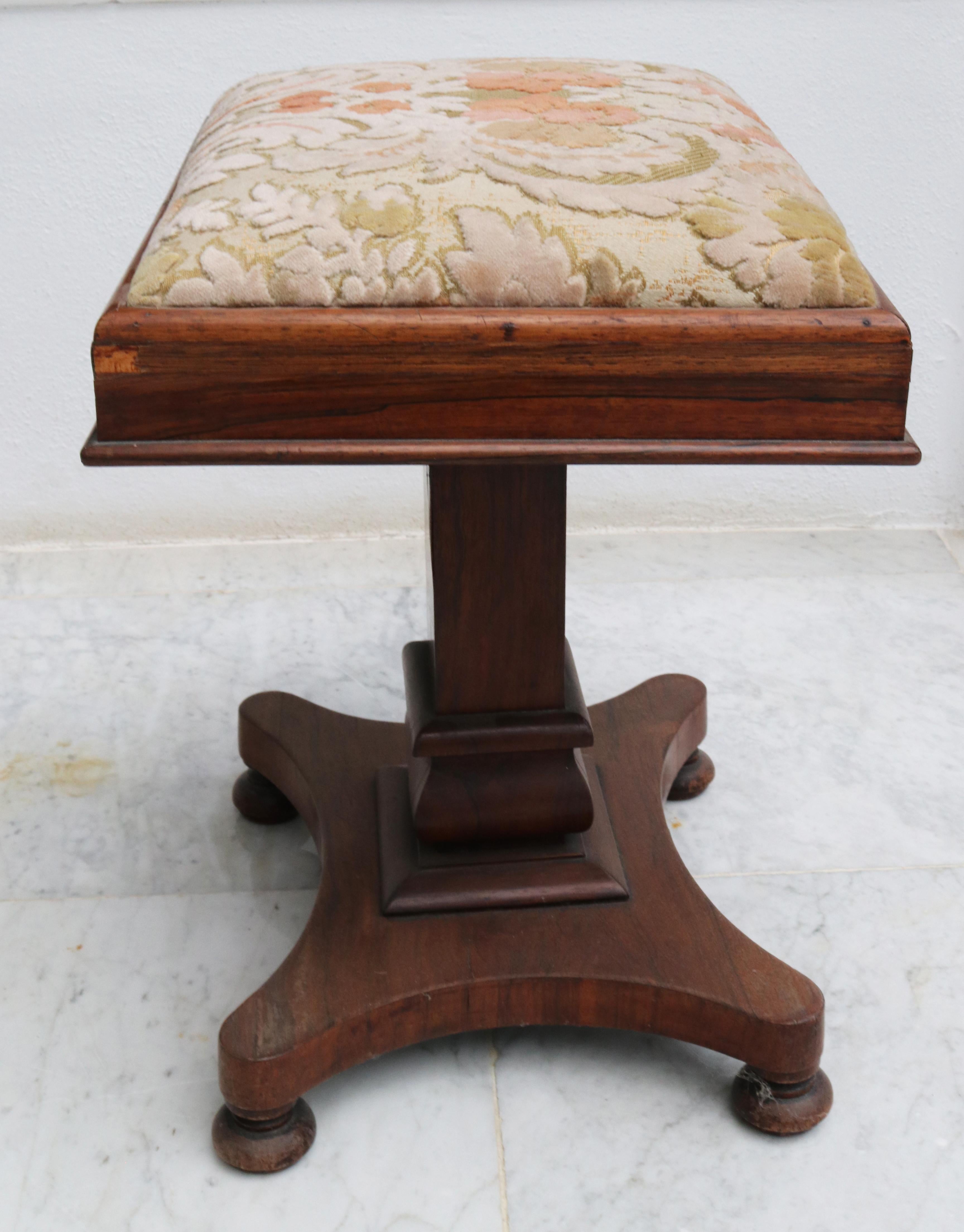 19th Century English Mahogany Pedestal Side Table with Flower Pattern Velvet Top For Sale 2