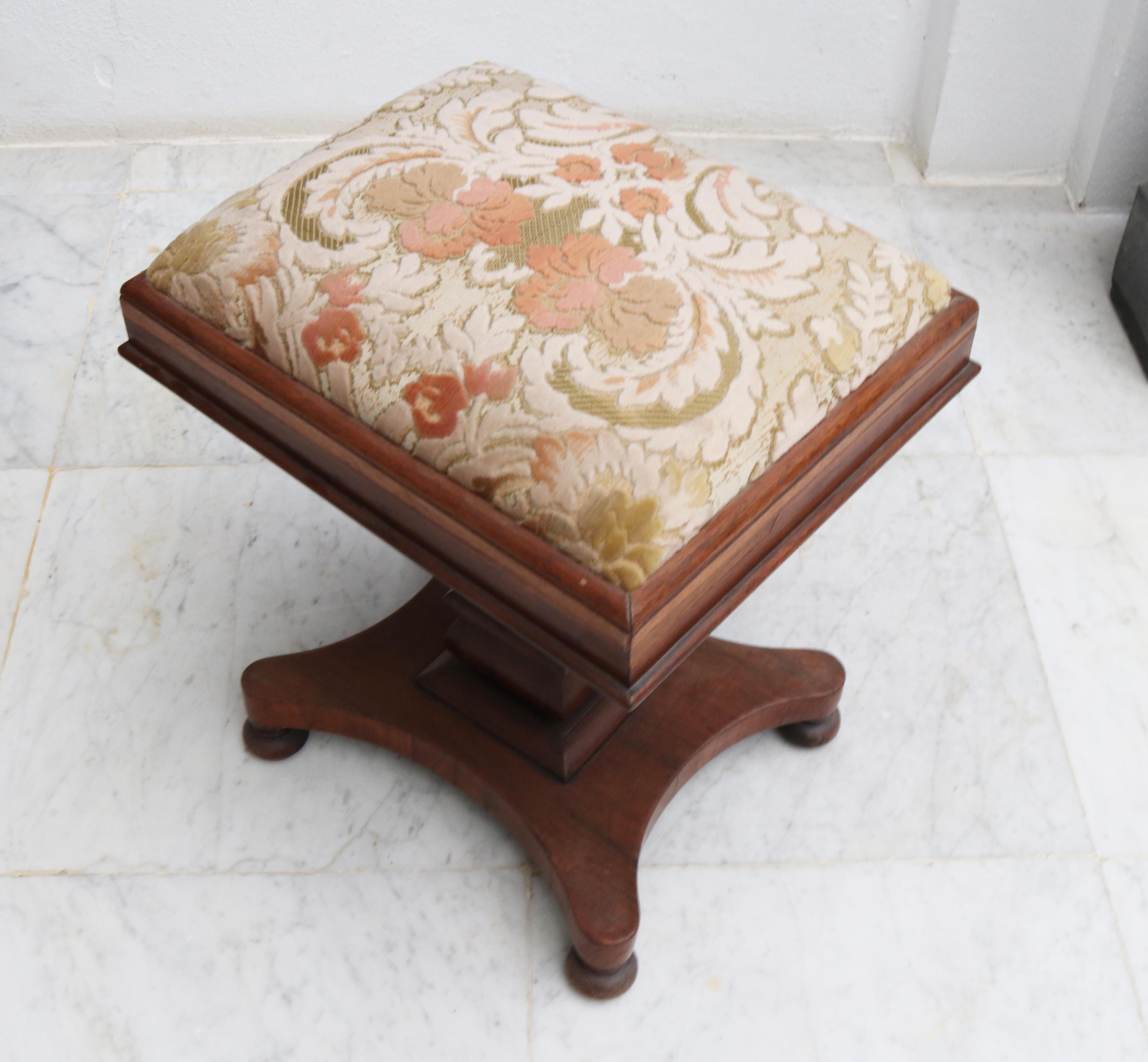 19th Century English Mahogany Pedestal Side Table with Flower Pattern Velvet Top For Sale 3