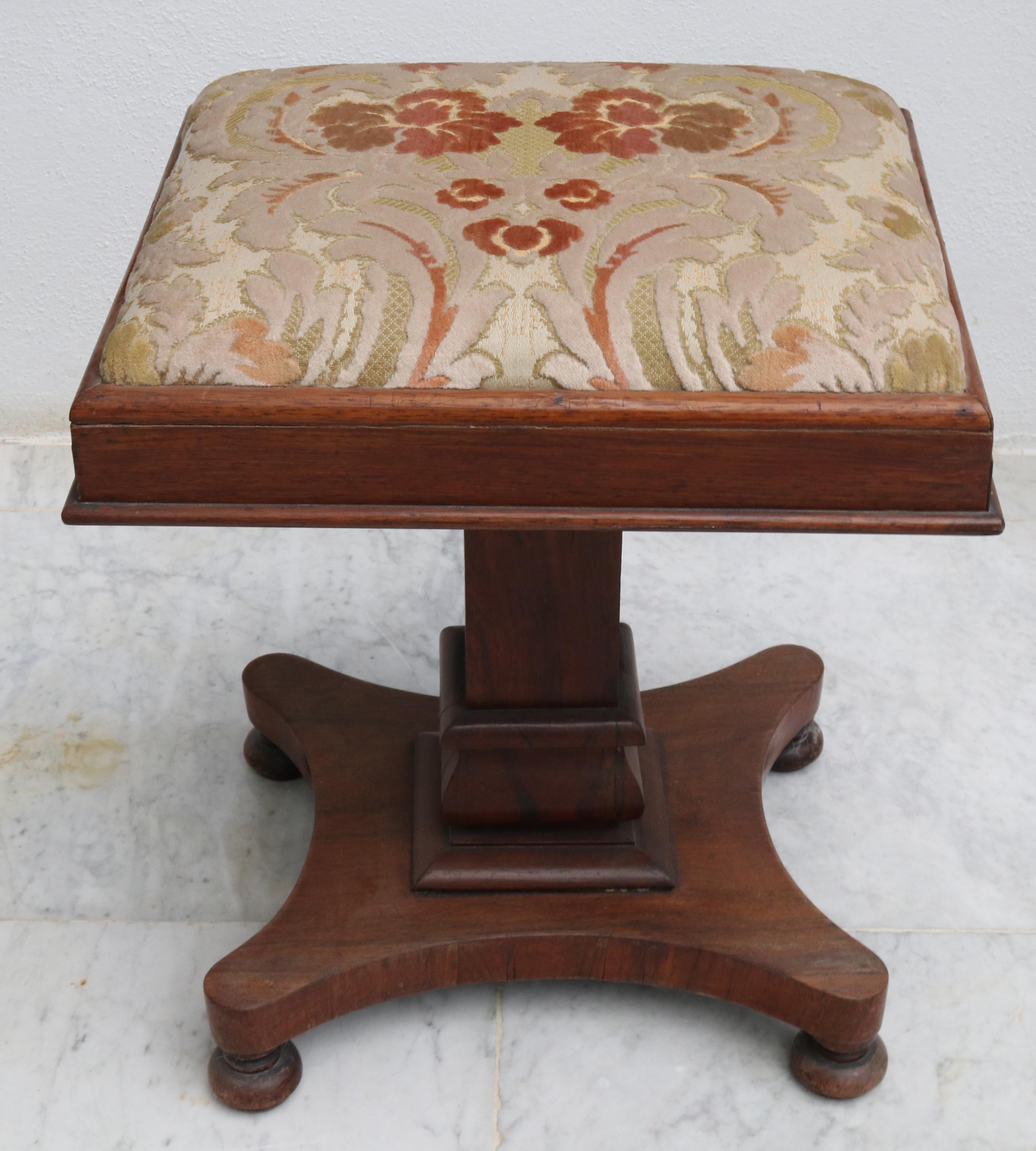 19th Century English Mahogany Pedestal Side Table with Flower Pattern Velvet Top For Sale 4