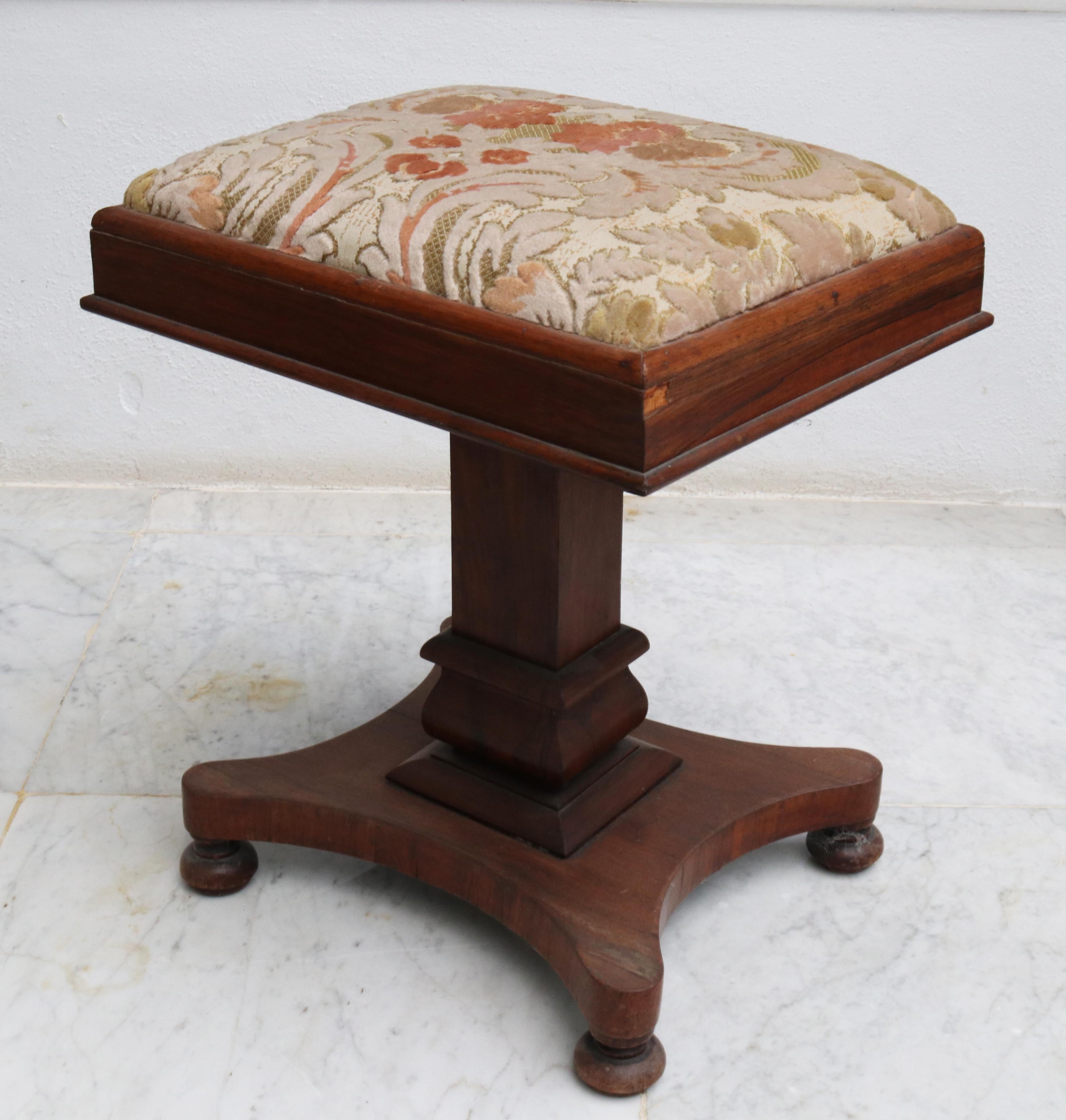 19th Century English Mahogany Pedestal Side Table with Flower Pattern Velvet Top For Sale 5
