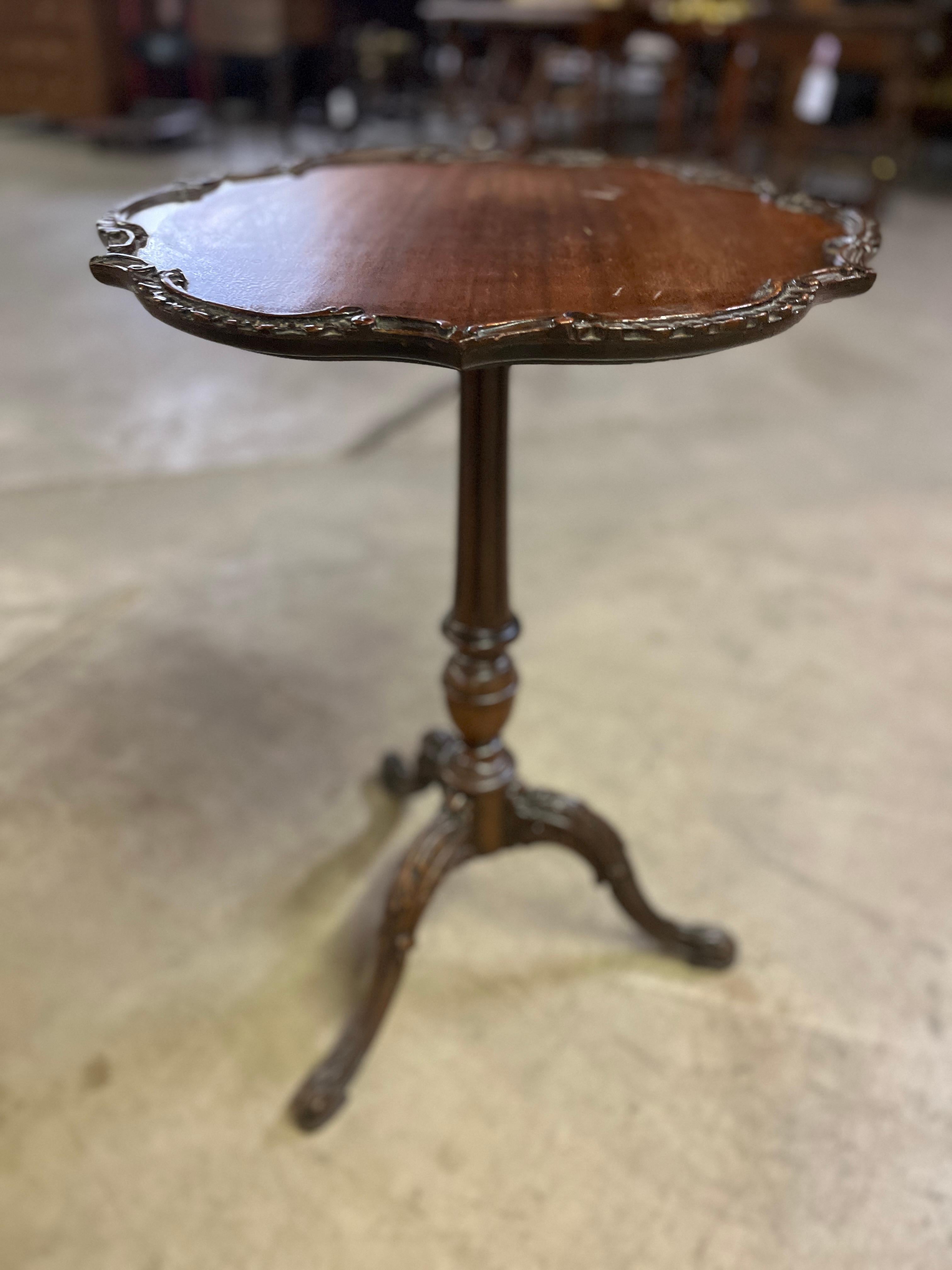 Georgian 19th Century English Mahogany Pie Crust Table For Sale