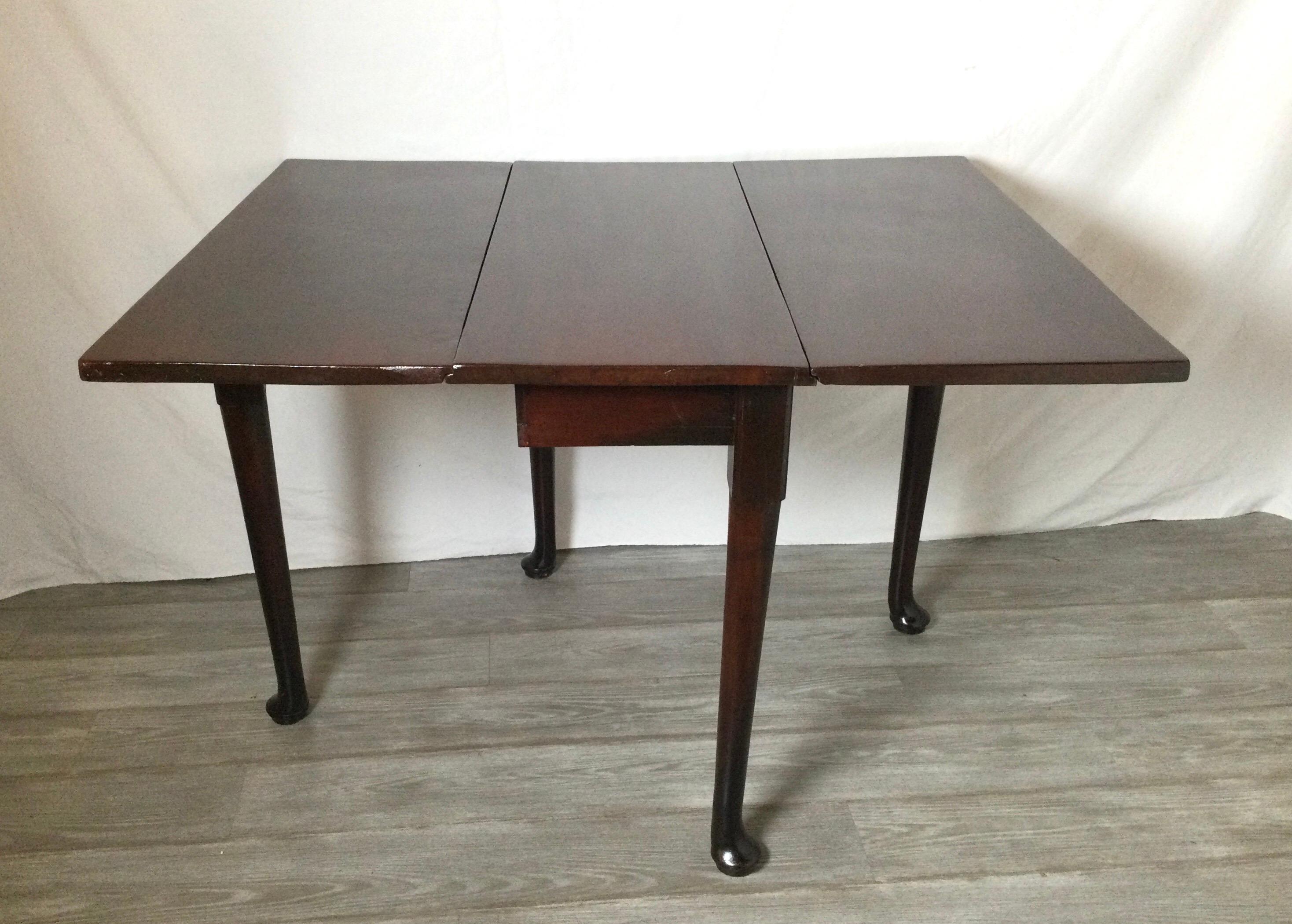 19th Century English Mahogany Queen Ann Drop Leaf Table In Good Condition In Lambertville, NJ