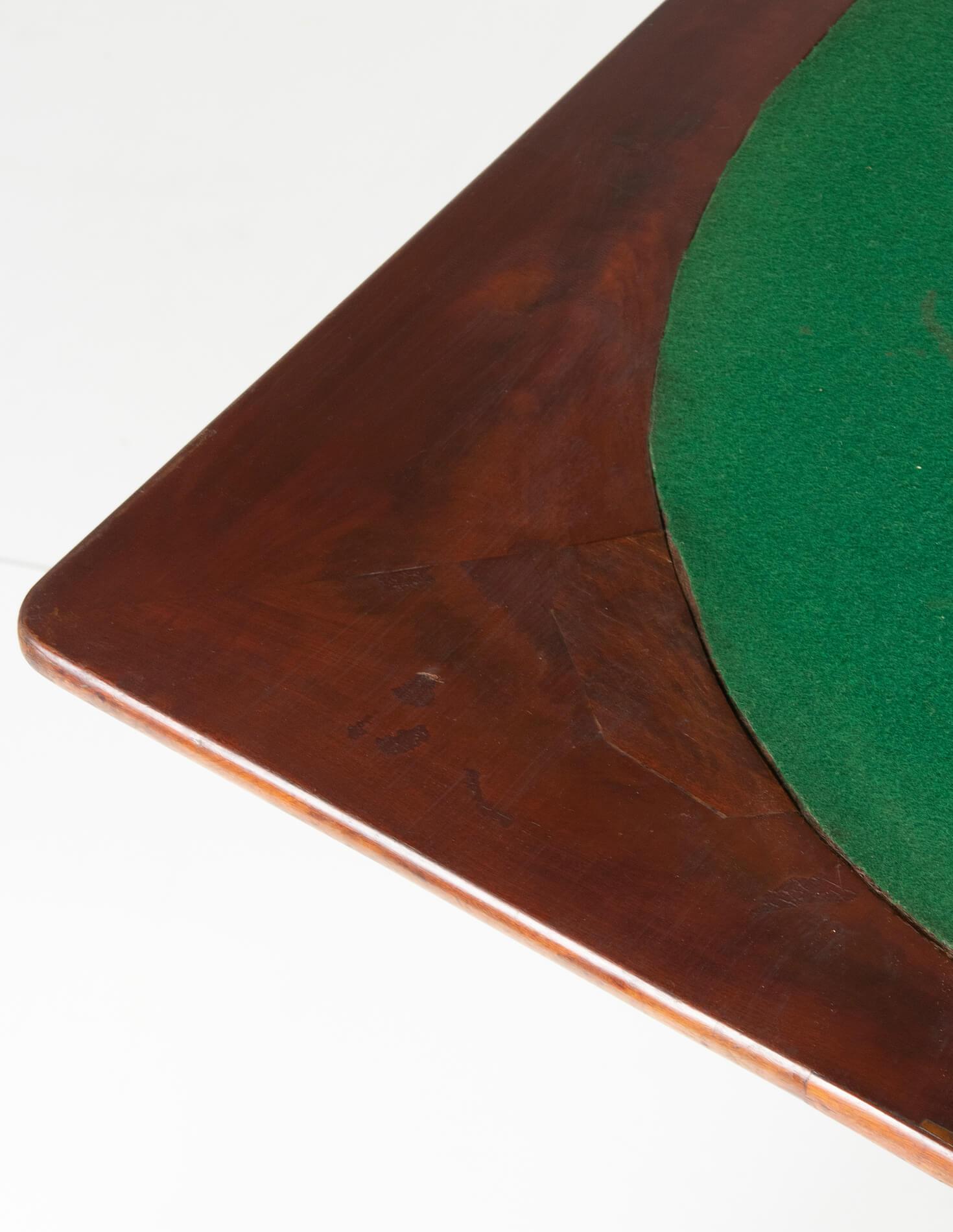 Table de jeu et table d'appoint Regency anglaise du 19ème siècle en acajou avec plateau rabattable en vente 2