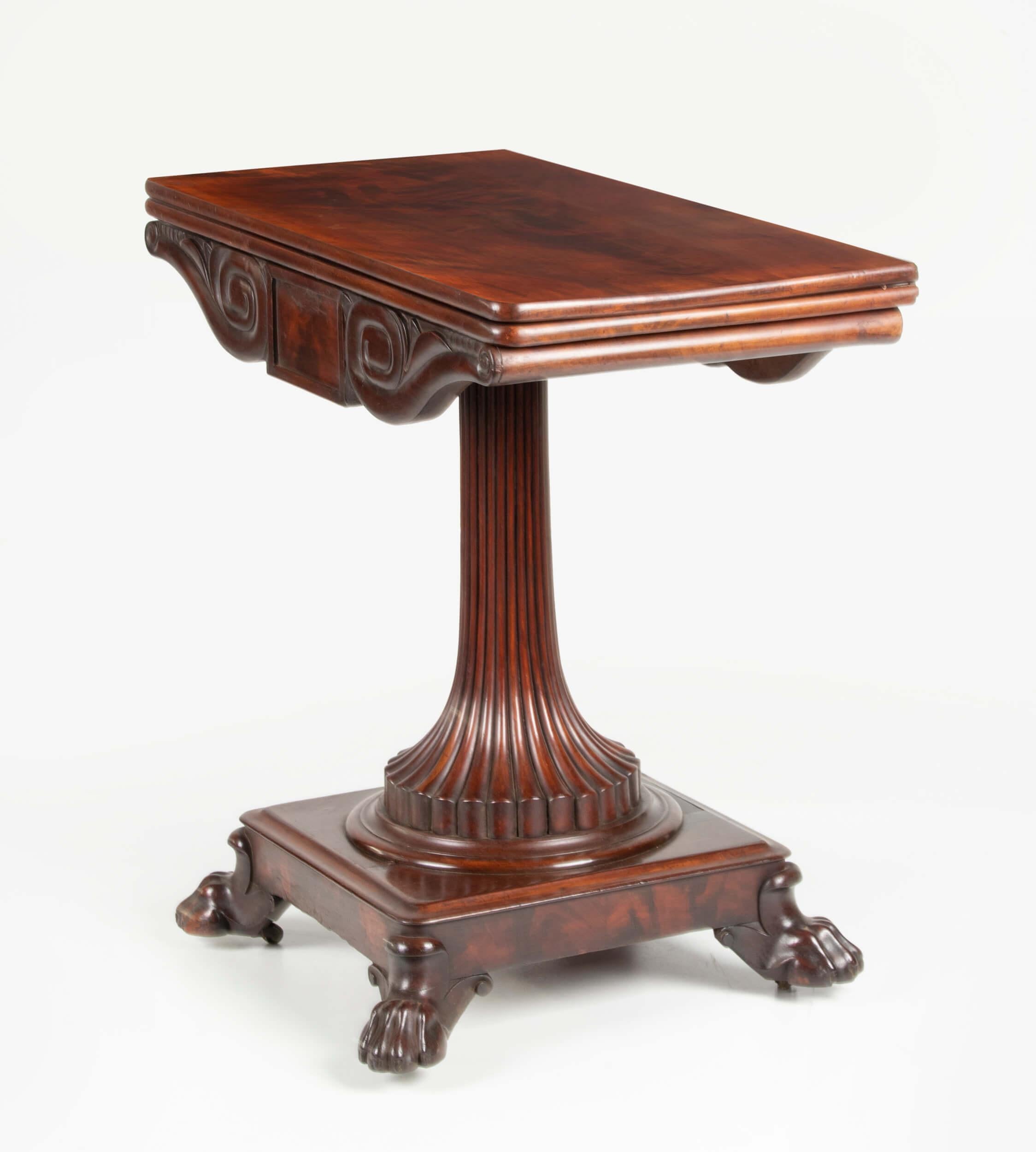 Néo-Régence Table de jeu et table d'appoint Regency anglaise du 19ème siècle en acajou avec plateau rabattable en vente