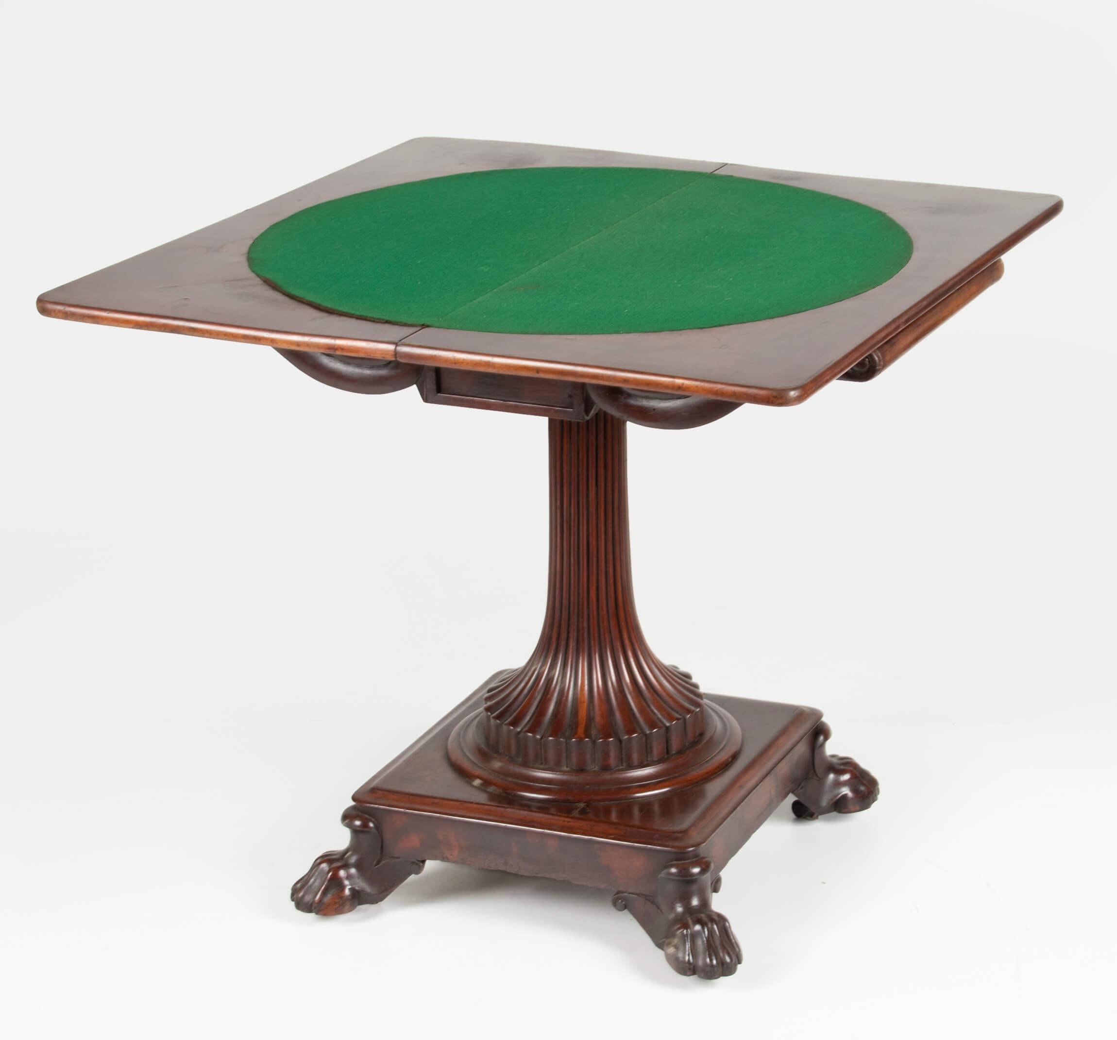 Acajou Table de jeu et table d'appoint Regency anglaise du 19ème siècle en acajou avec plateau rabattable en vente