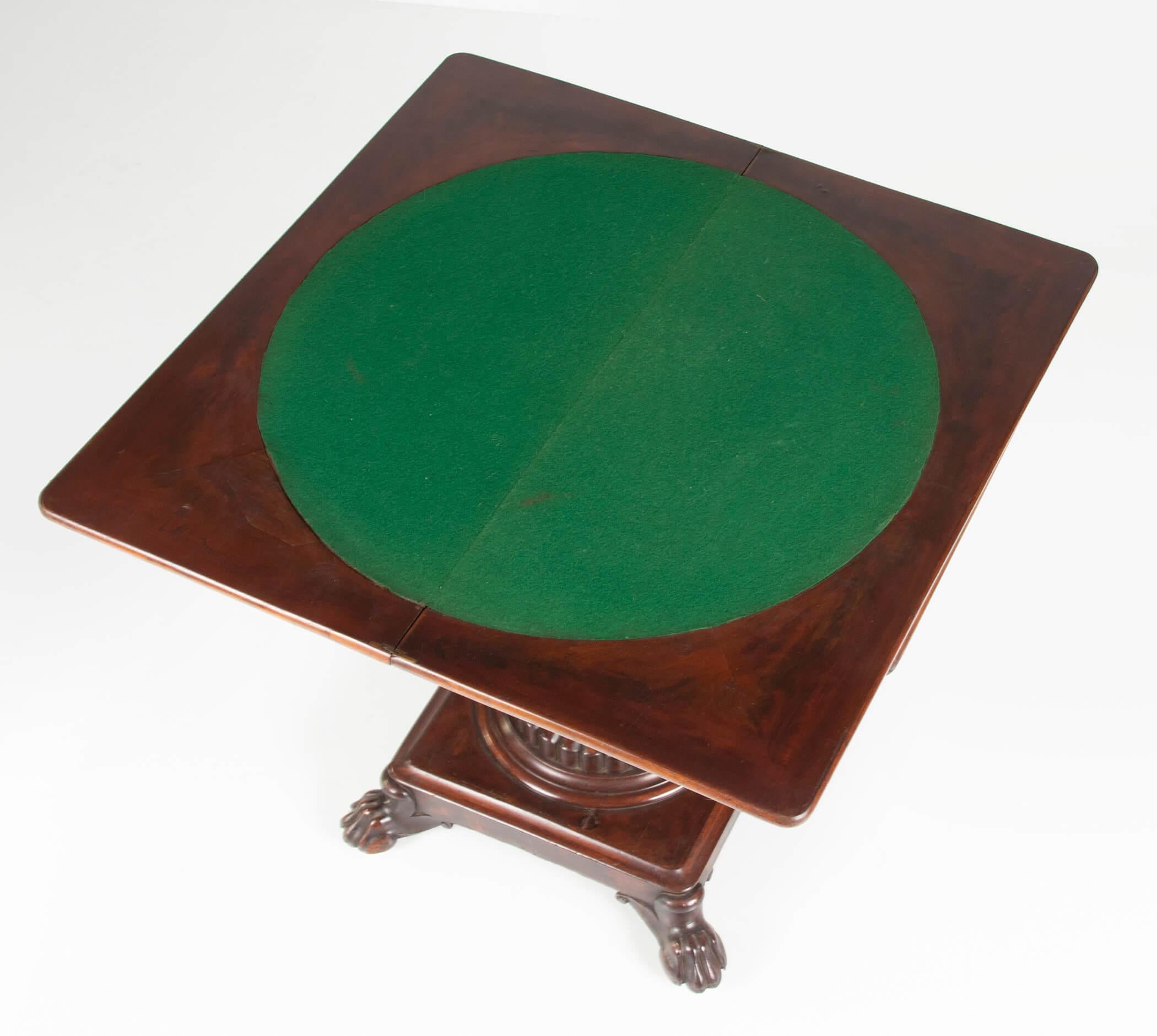 Table de jeu et table d'appoint Regency anglaise du 19ème siècle en acajou avec plateau rabattable en vente 1