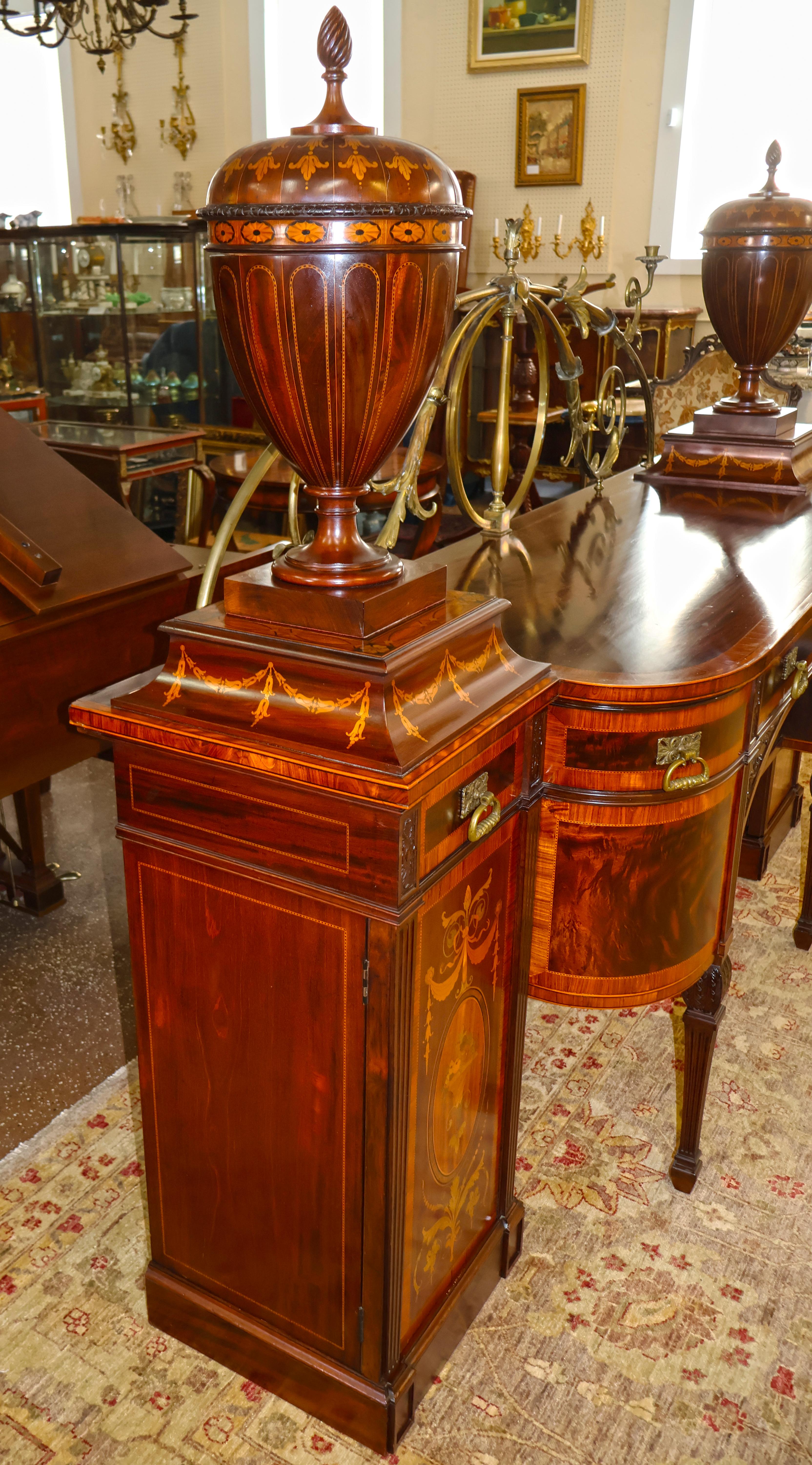 Credenza inglese del XIX secolo in mogano e legno satinato intarsiato con cassette portacoltelli in vendita 4