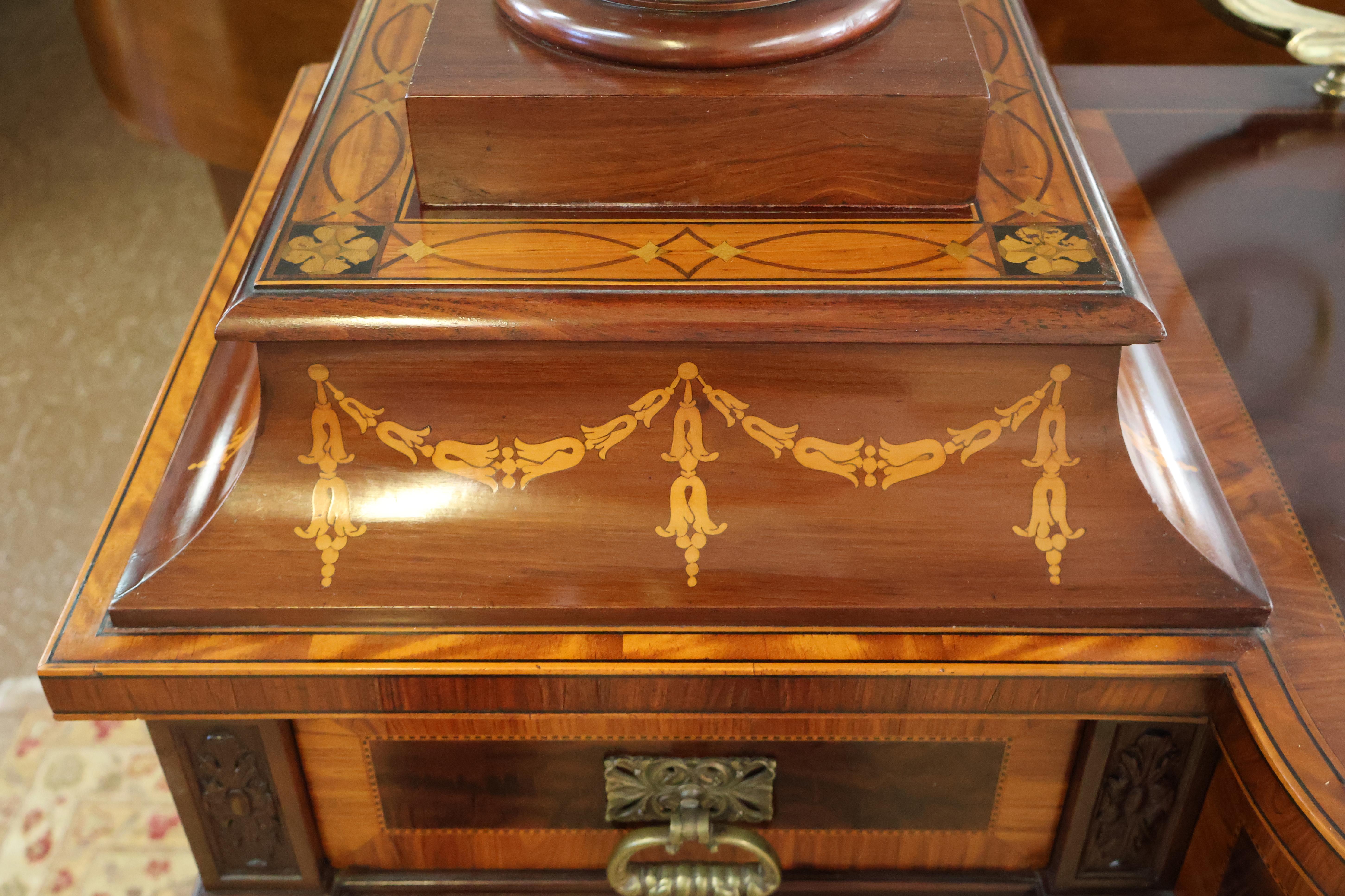 Credenza inglese del XIX secolo in mogano e legno satinato intarsiato con cassette portacoltelli in vendita 6