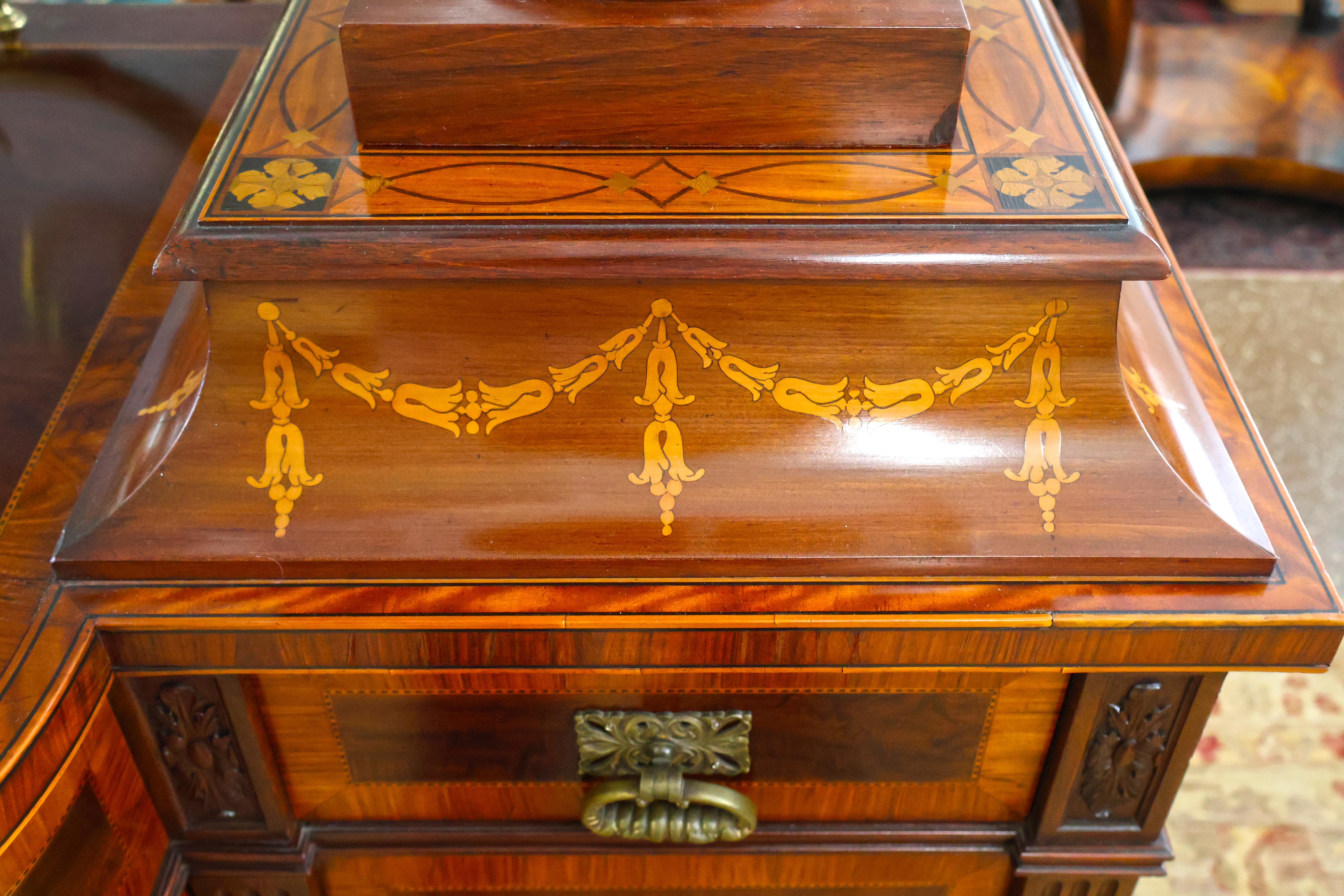 Credenza inglese del XIX secolo in mogano e legno satinato intarsiato con cassette portacoltelli in vendita 7