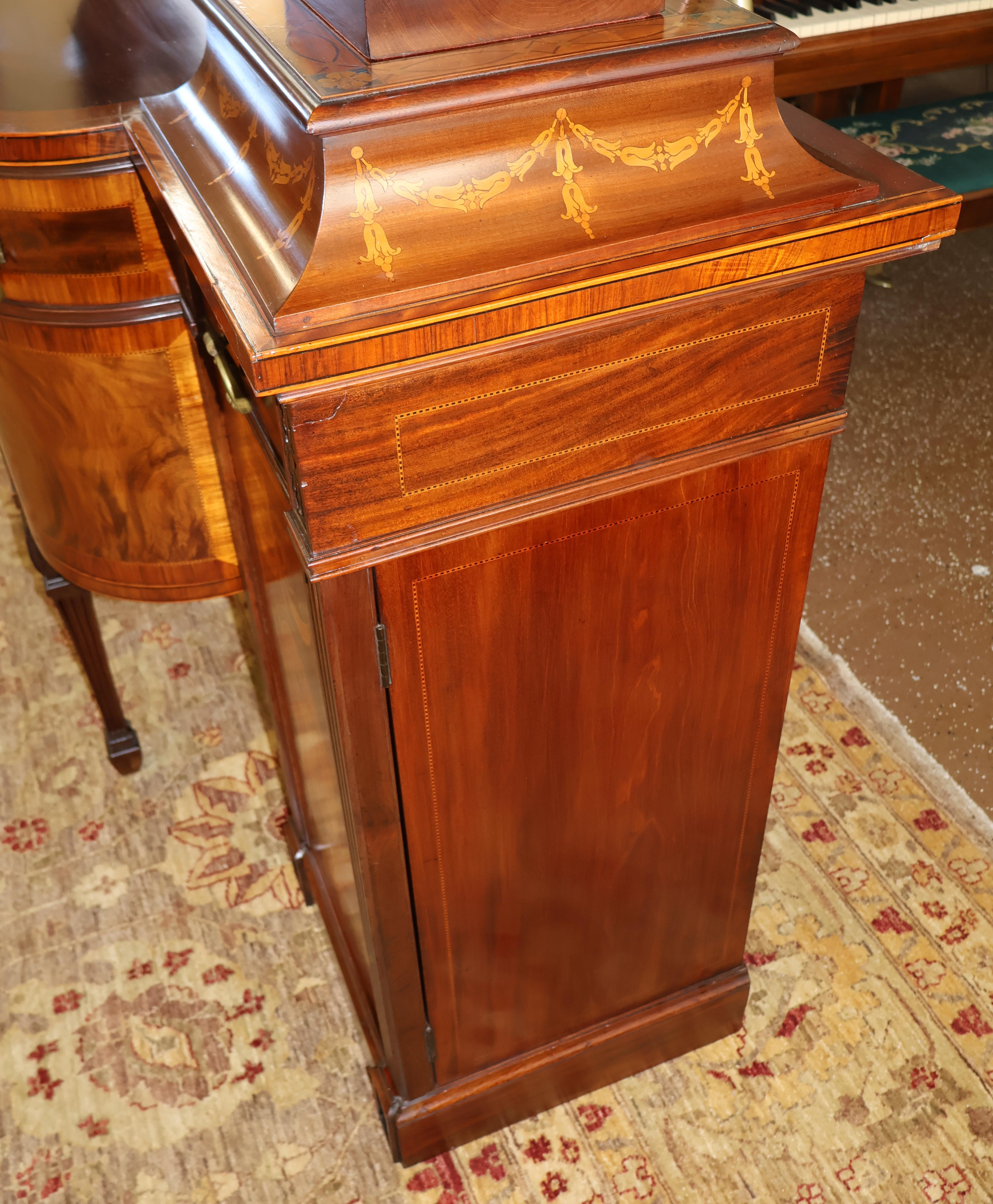 Credenza inglese del XIX secolo in mogano e legno satinato intarsiato con cassette portacoltelli in vendita 9