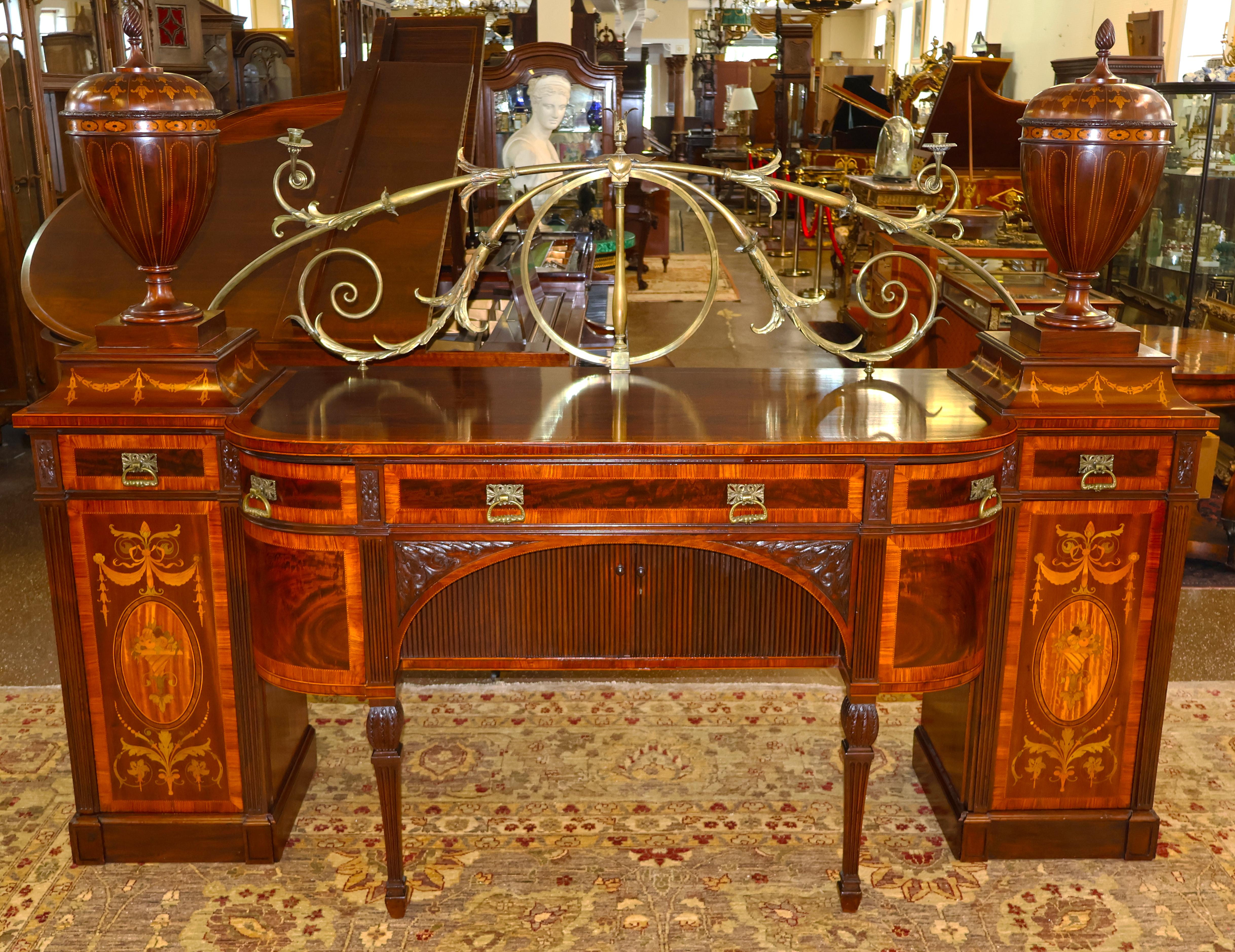 Credenza inglese del XIX secolo in mogano e legno satinato intarsiato con cassette portacoltelli

Dimensioni: 92