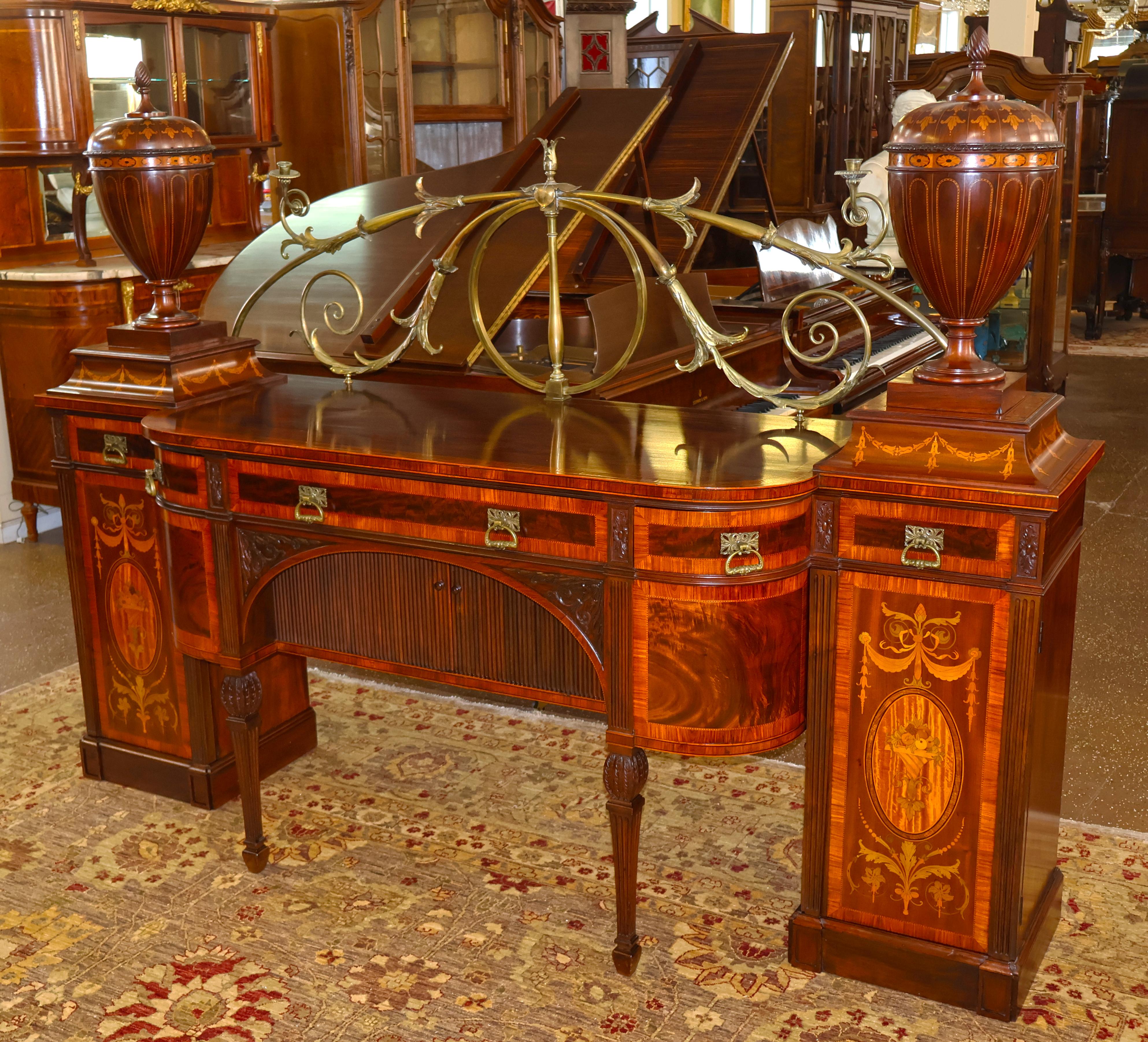 Britannico Credenza inglese del XIX secolo in mogano e legno satinato intarsiato con cassette portacoltelli in vendita
