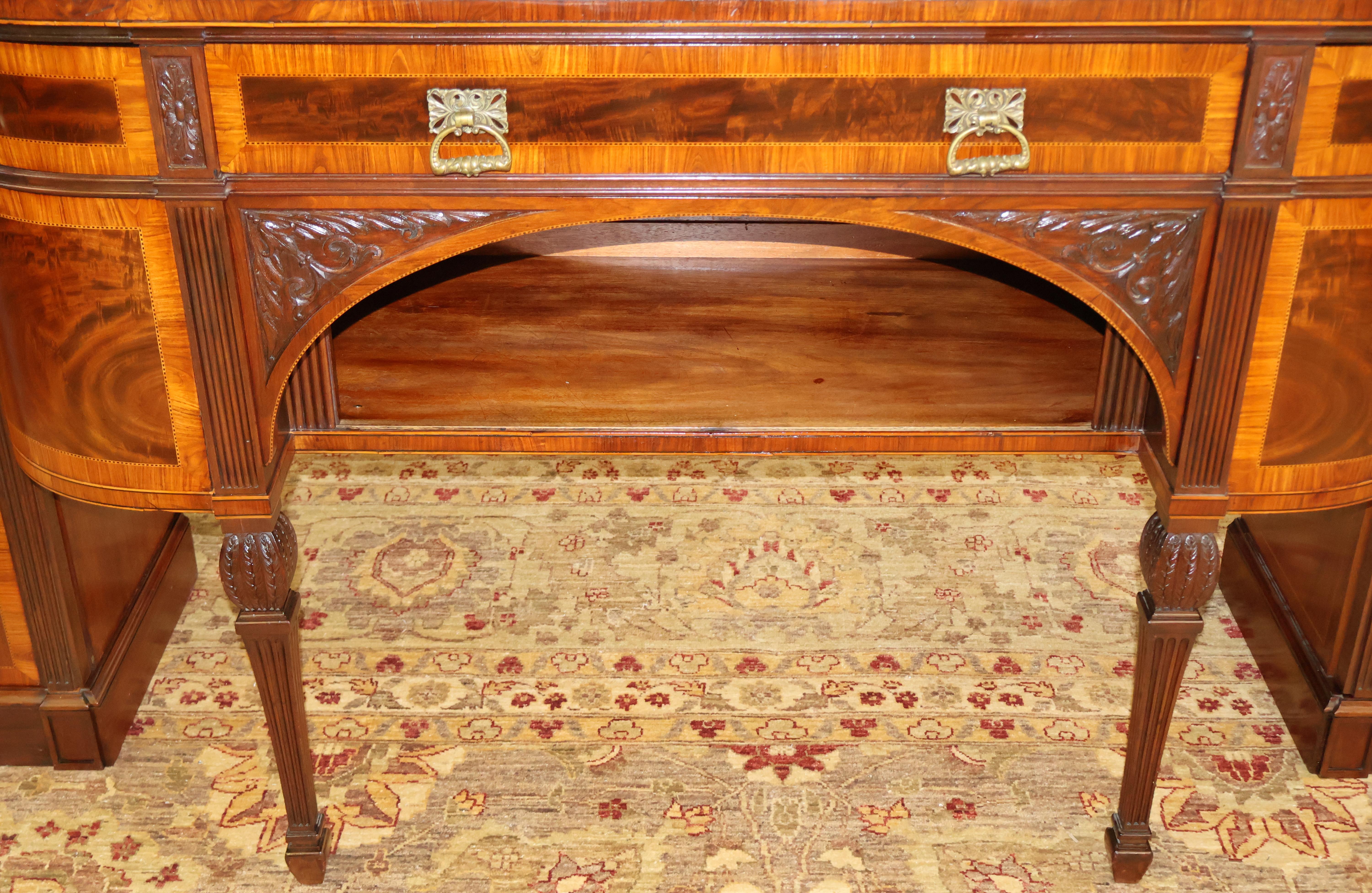 Credenza inglese del XIX secolo in mogano e legno satinato intarsiato con cassette portacoltelli In condizioni buone in vendita a Long Branch, NJ
