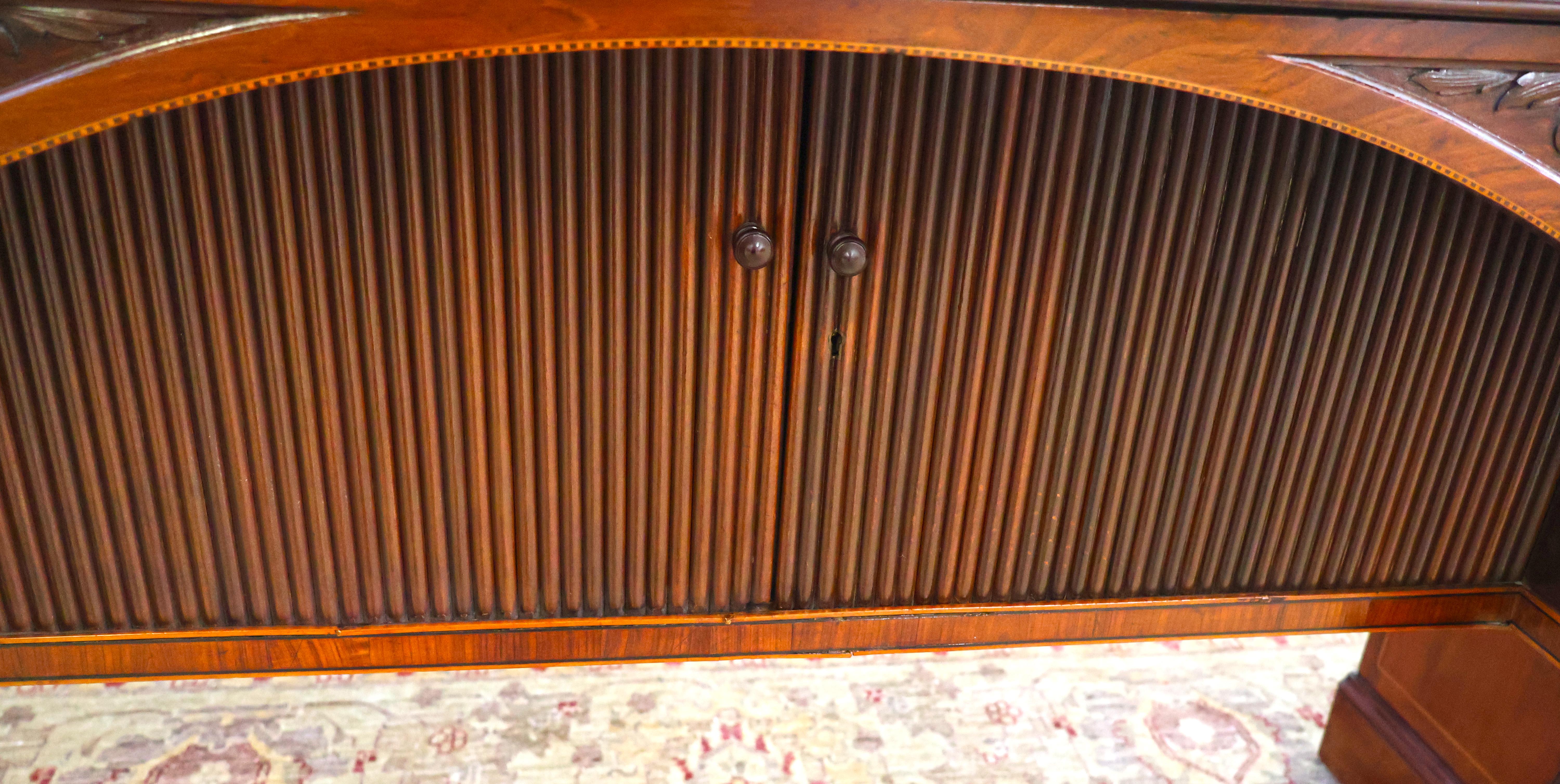 Mogano Credenza inglese del XIX secolo in mogano e legno satinato intarsiato con cassette portacoltelli in vendita