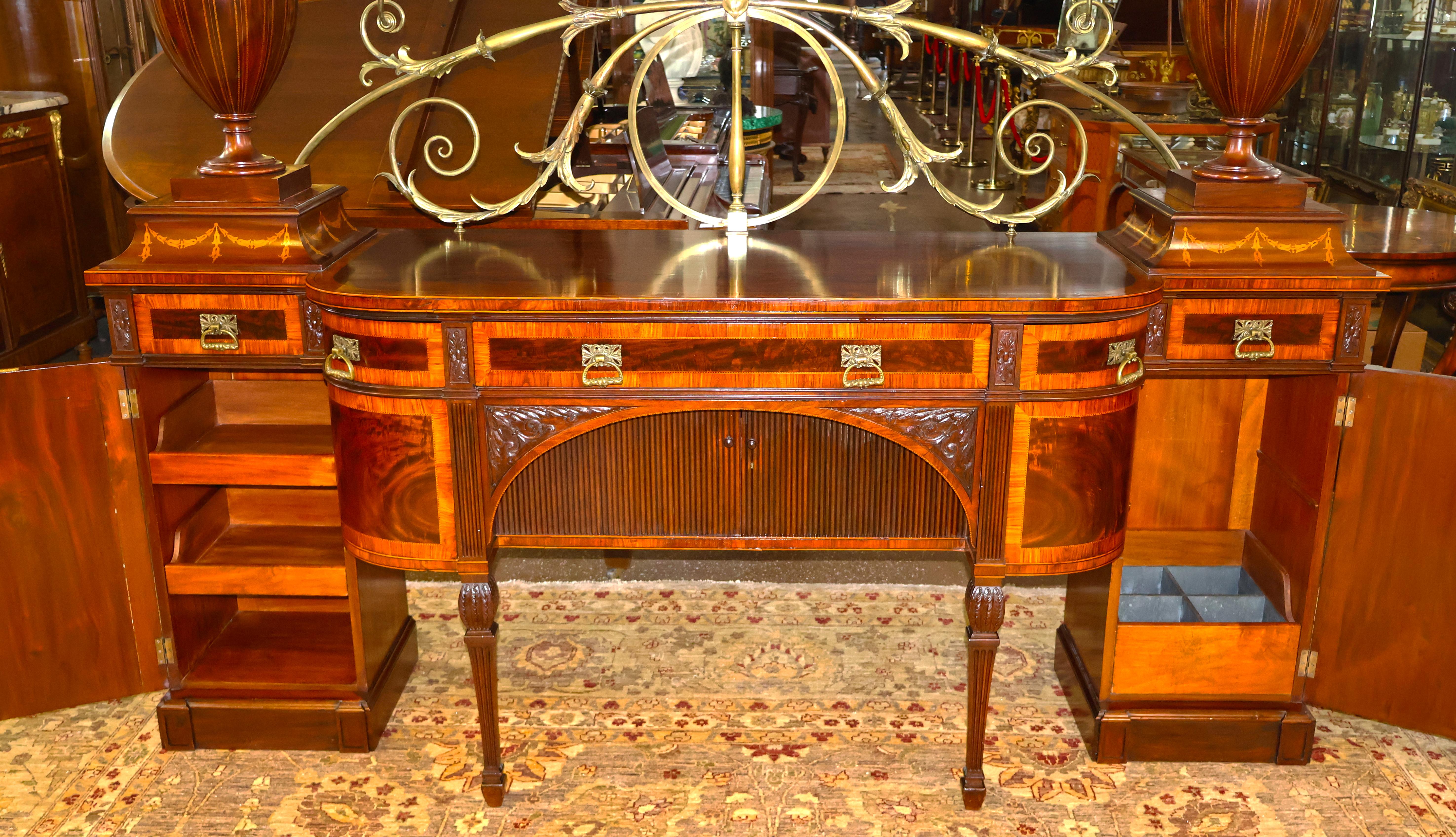 Credenza inglese del XIX secolo in mogano e legno satinato intarsiato con cassette portacoltelli in vendita 1