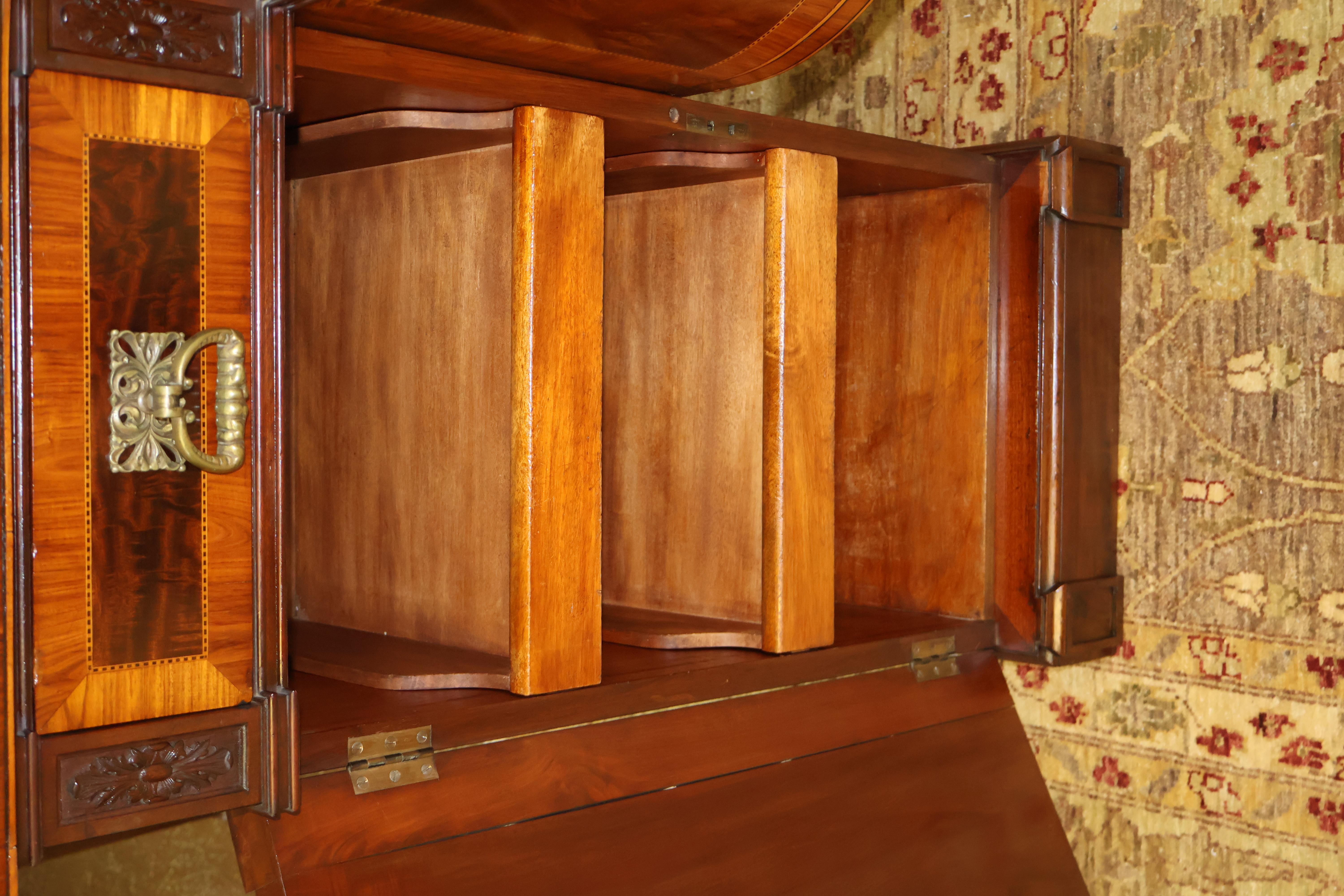 Credenza inglese del XIX secolo in mogano e legno satinato intarsiato con cassette portacoltelli in vendita 2