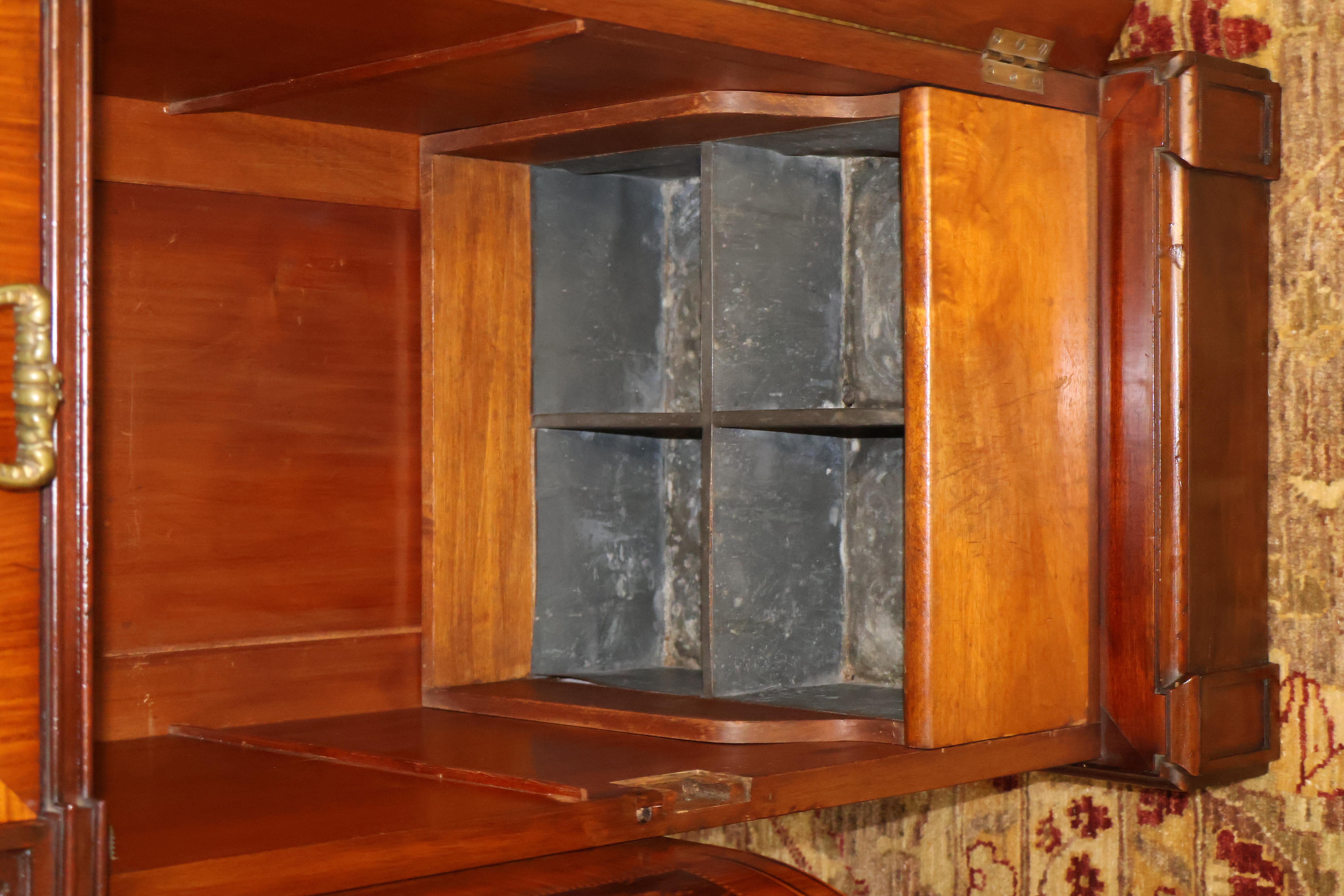 Credenza inglese del XIX secolo in mogano e legno satinato intarsiato con cassette portacoltelli in vendita 3