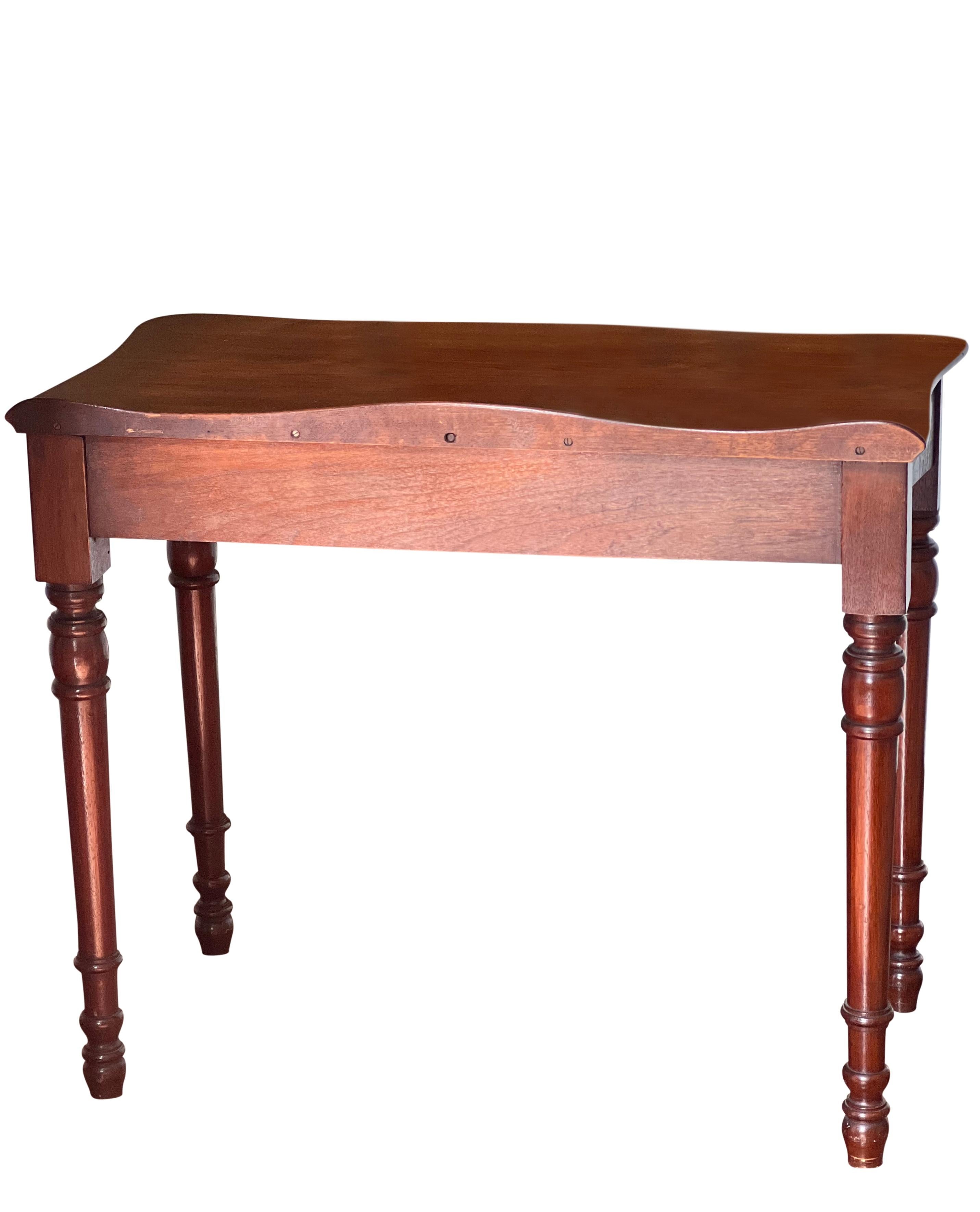 19th Century English Mahogany Serpentine Writing Desk with Single Drawer For Sale 1