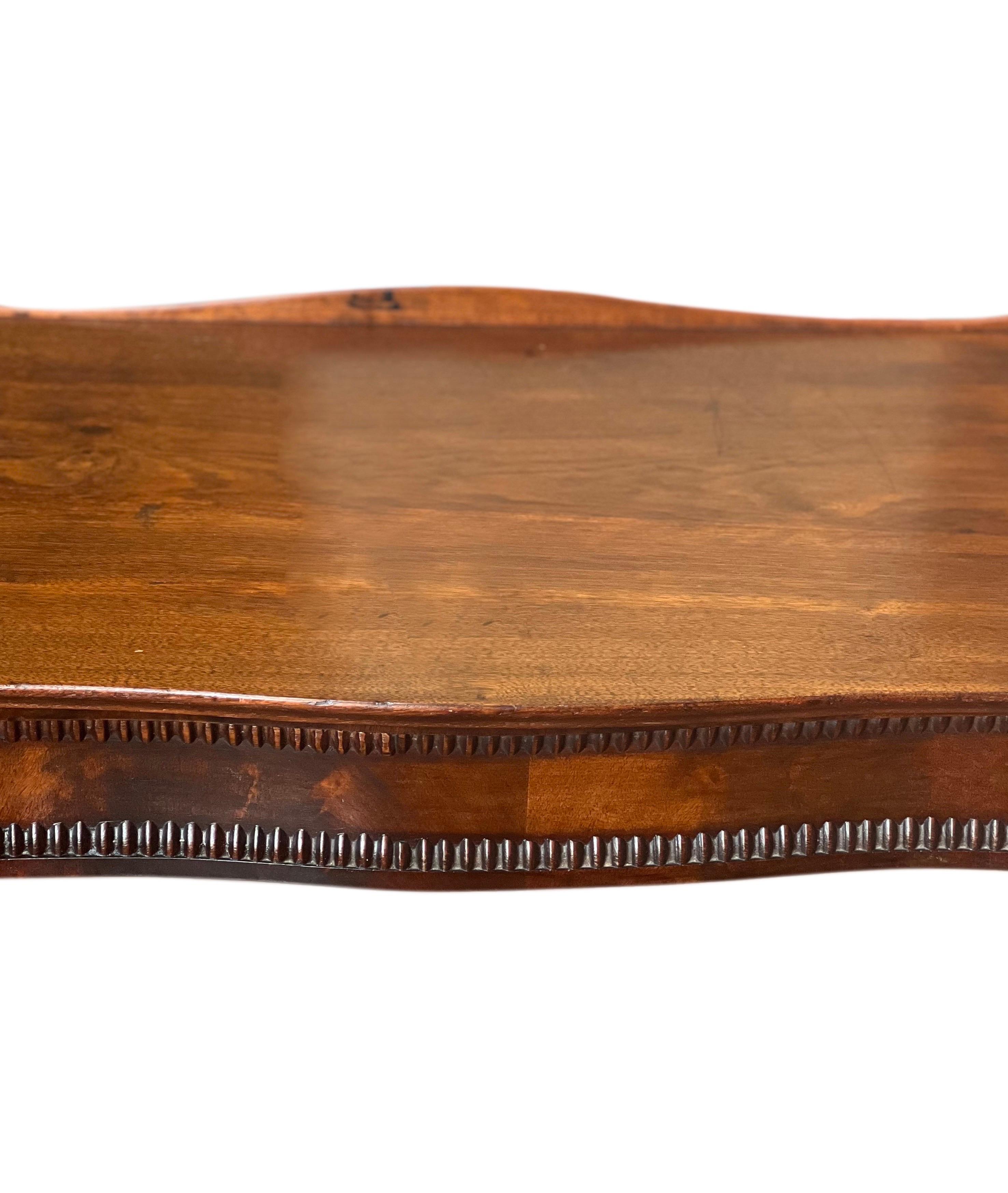 Bureau serpentin anglais en acajou du 19ème siècle avec un seul tiroir en vente 2