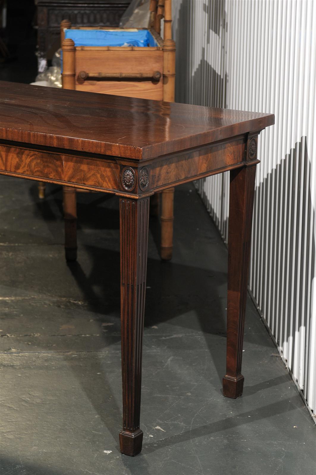 19th Century English Mahogany Serving Table with Carved Shell & Fluted Legs In Good Condition In Atlanta, GA