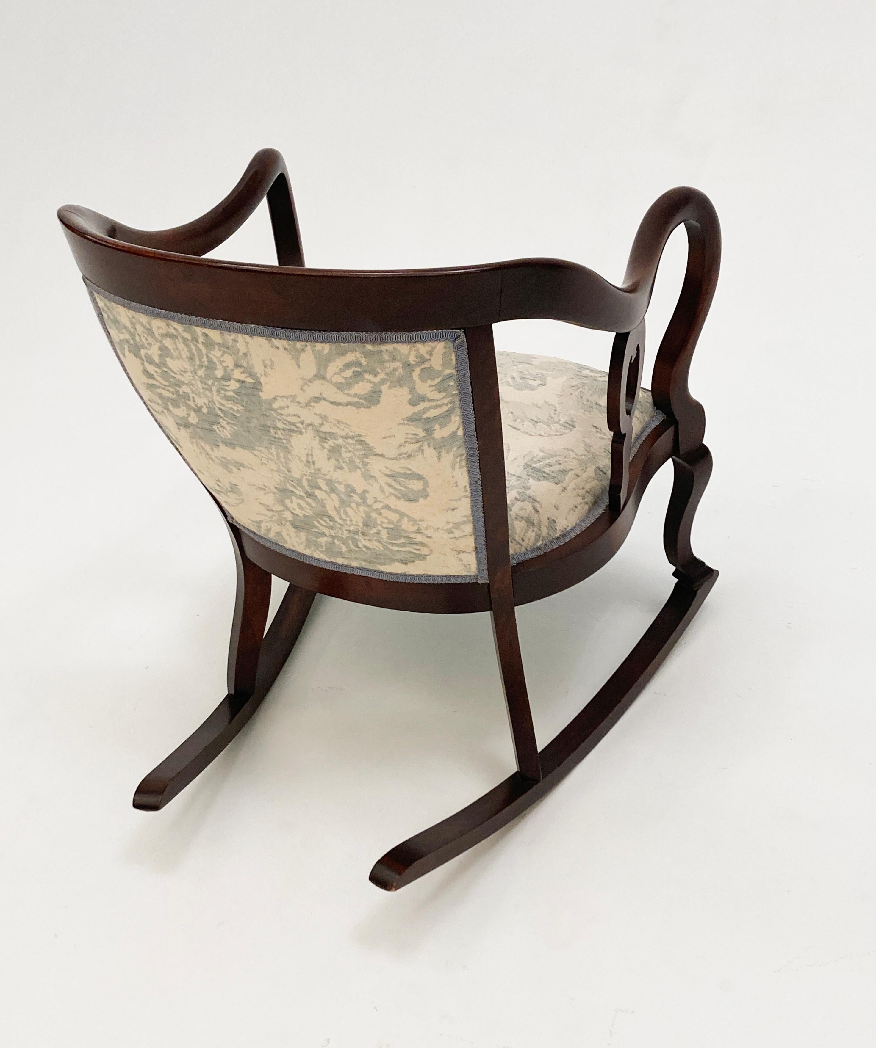 Ensemble de trois canapés, chaises et fauteuils à bascule en acajou anglais du XIXe siècle  en vente 14