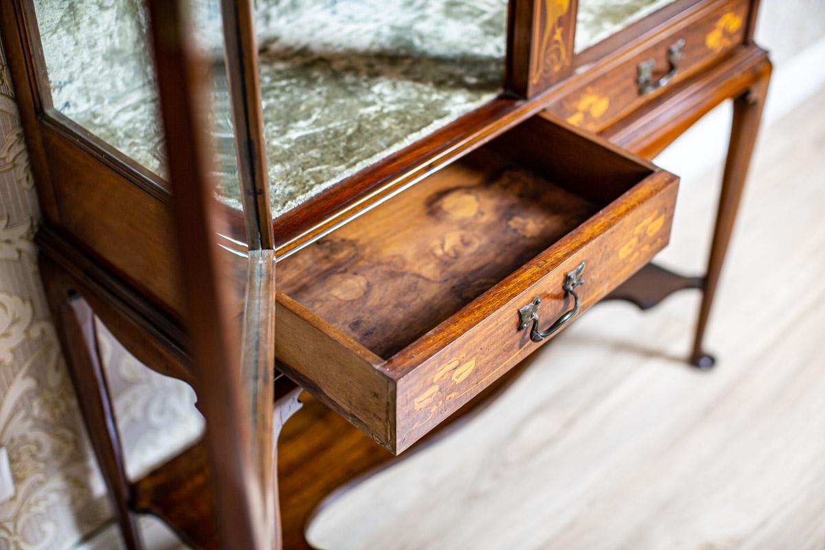 English Mahogany Inlaid Showcase from the 19th Century For Sale 11