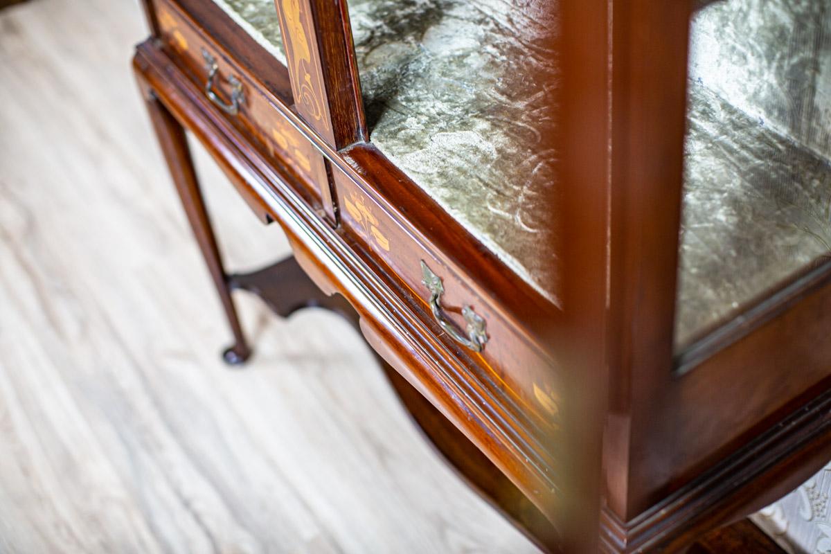 English Mahogany Inlaid Showcase from the 19th Century For Sale 7