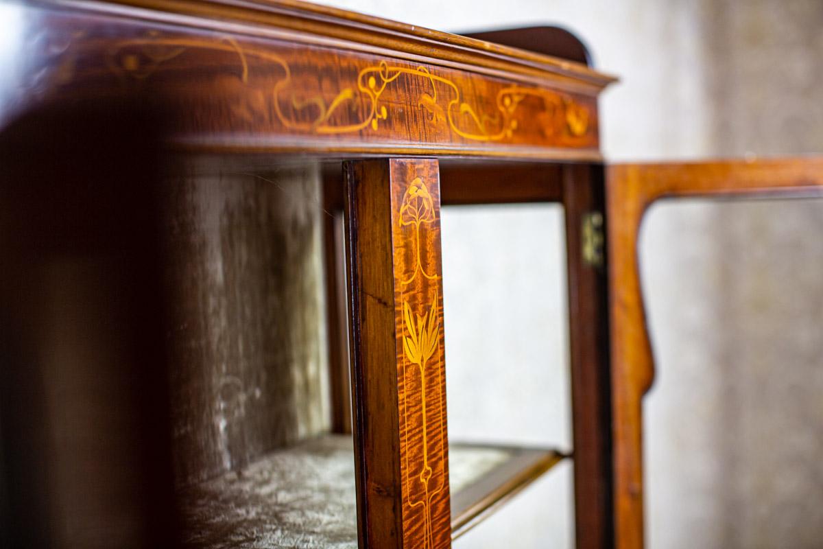 English Mahogany Inlaid Showcase from the 19th Century For Sale 1