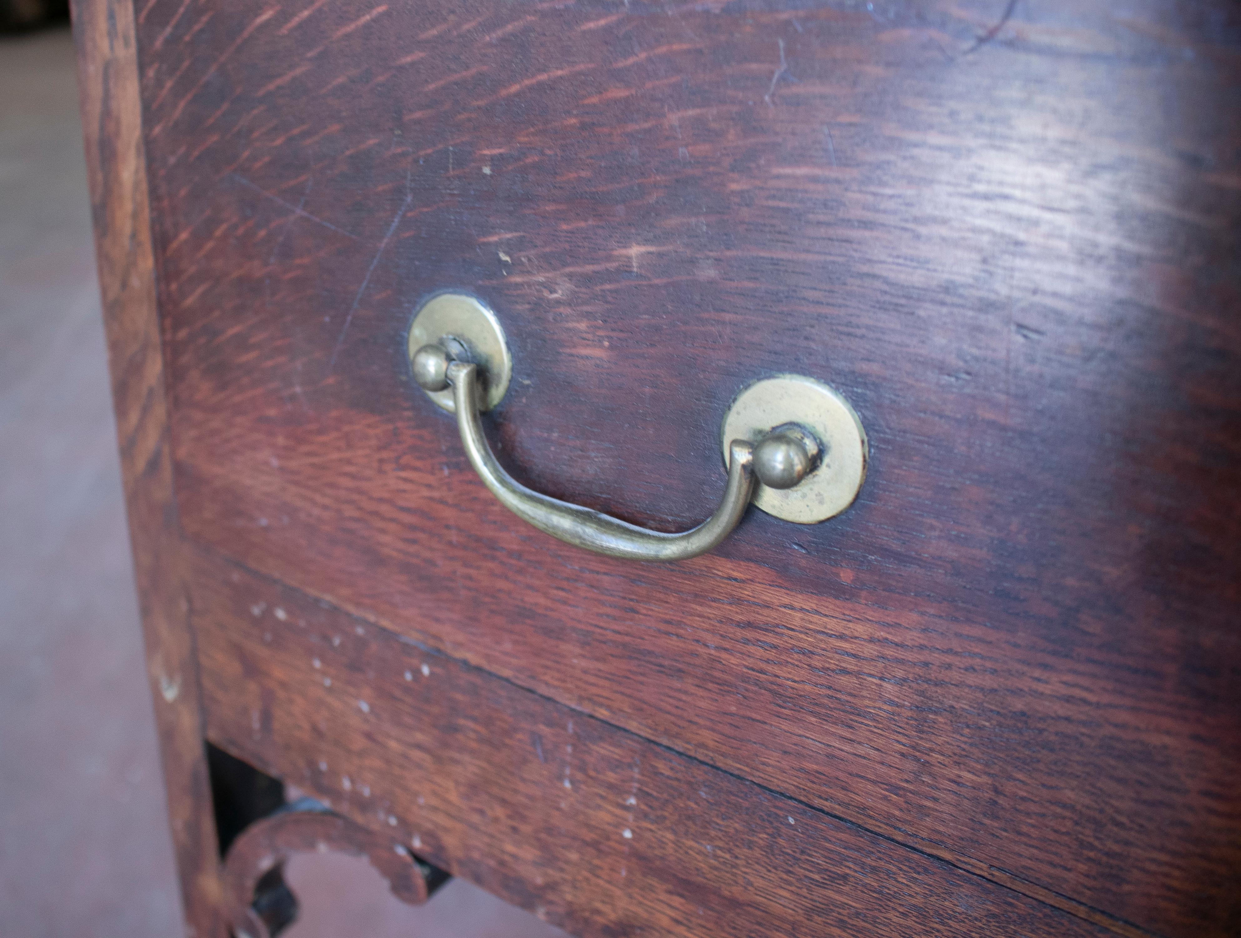 Englischer Mahagoni-Beistelltisch mit Tür aus dem 19. Jahrhundert im Angebot 5