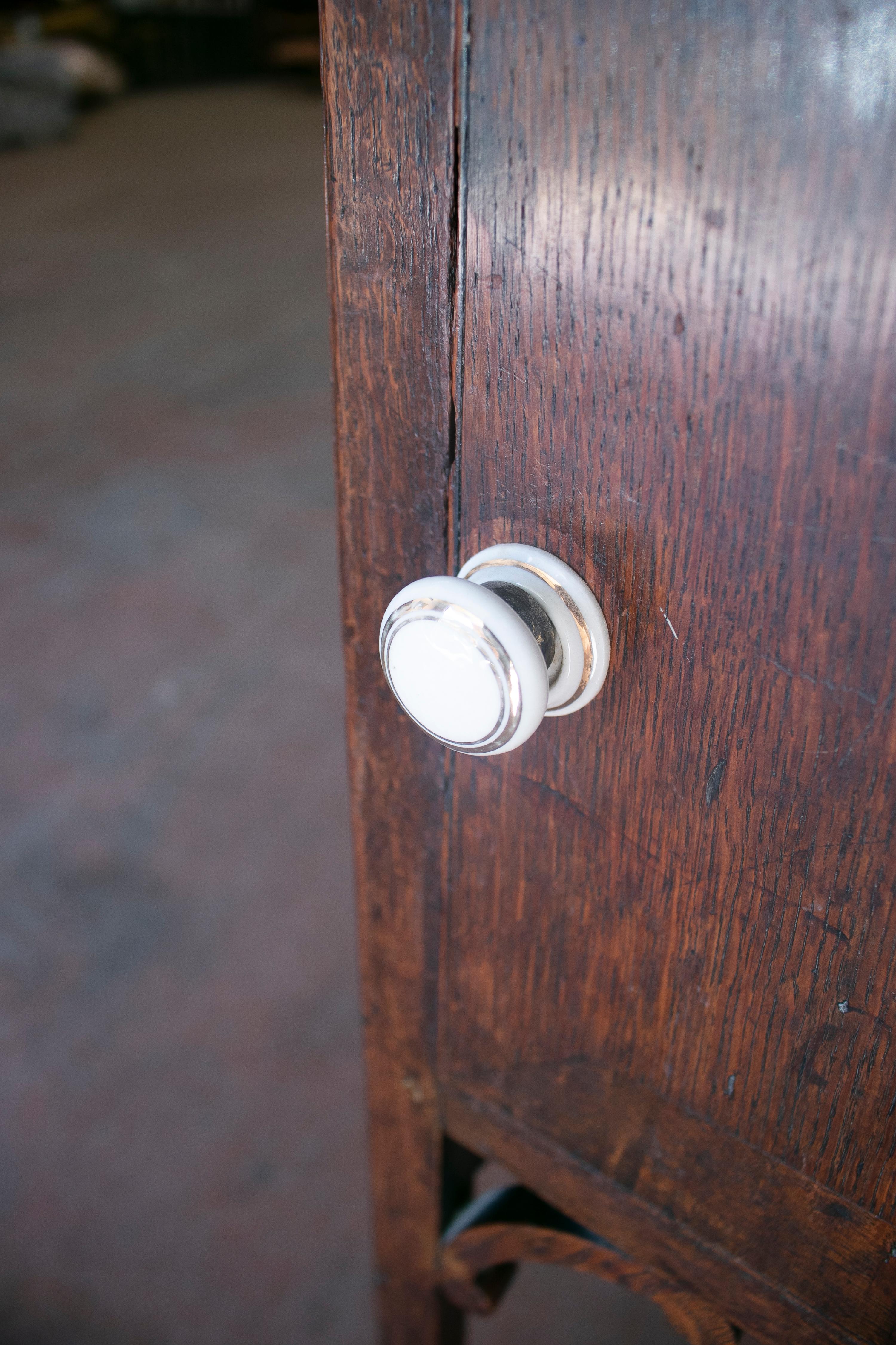 Table d'appoint anglaise du 19ème siècle en acajou avec porte en vente 5