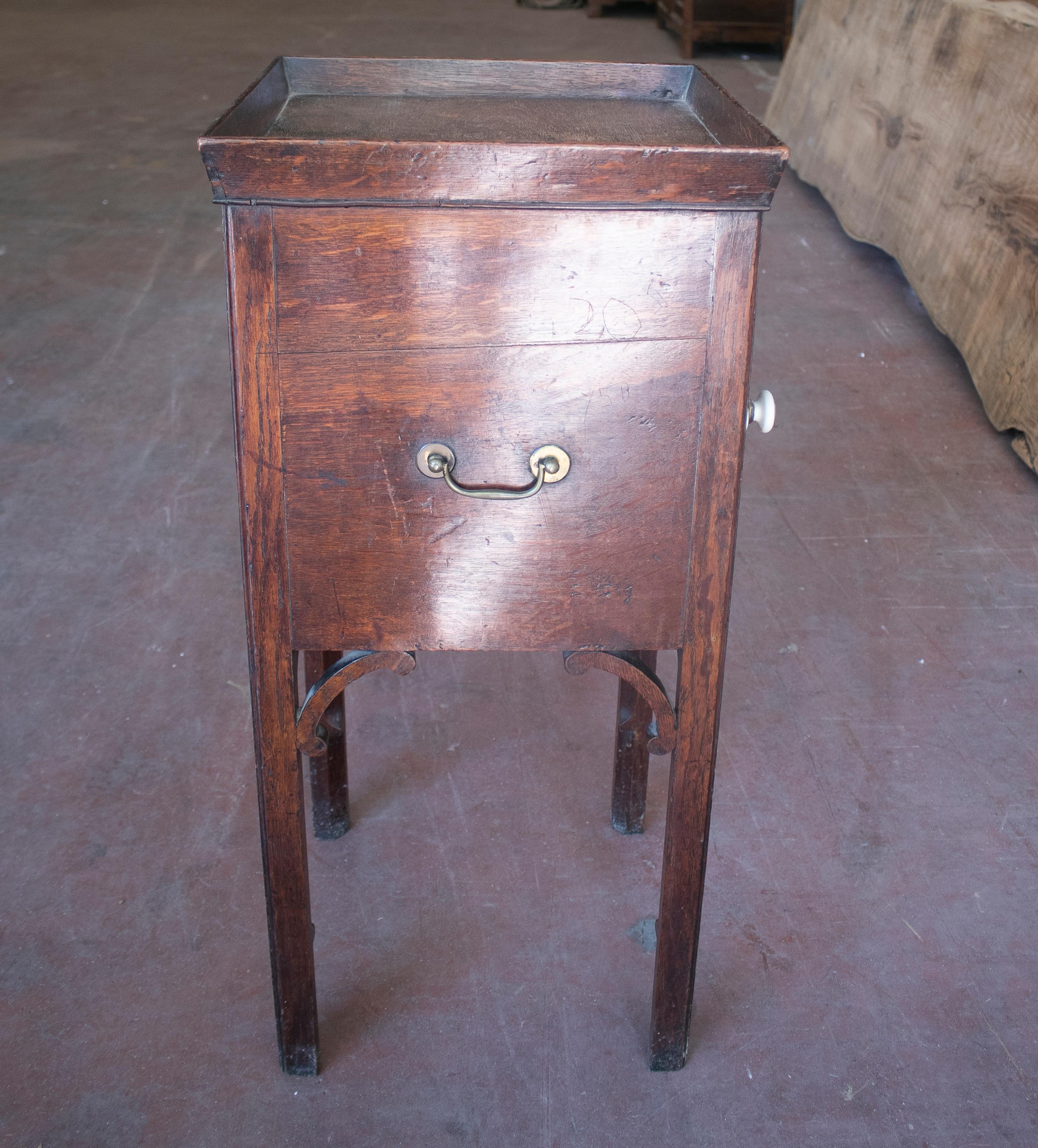 19th Century English Mahogany Side Table w/ Door In Good Condition For Sale In Marbella, ES