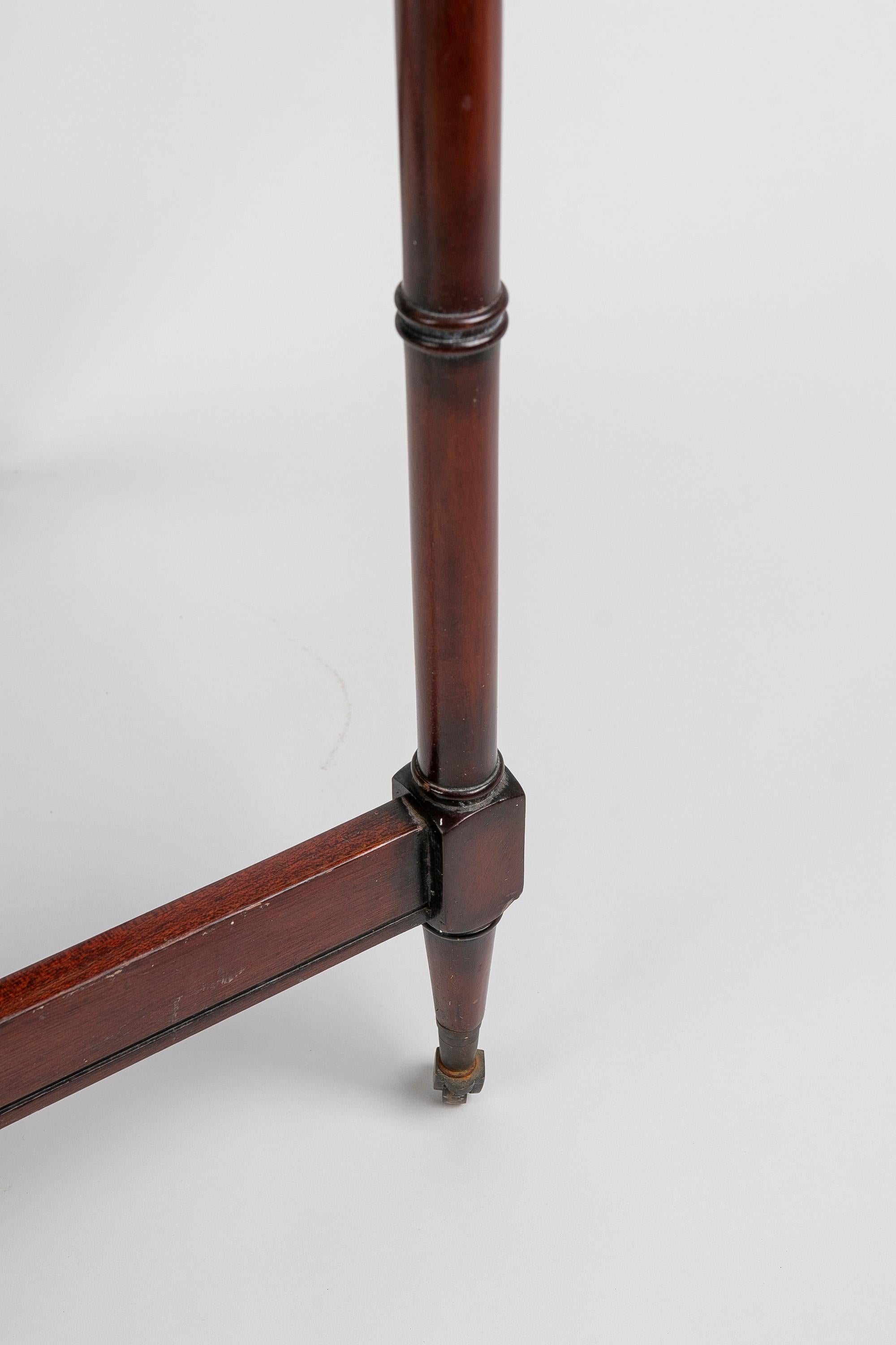 Englischer Mahagoni-Beistelltisch des 19. Jahrhunderts mit Rollen und Mahagoni-Tischplatte im Angebot 5