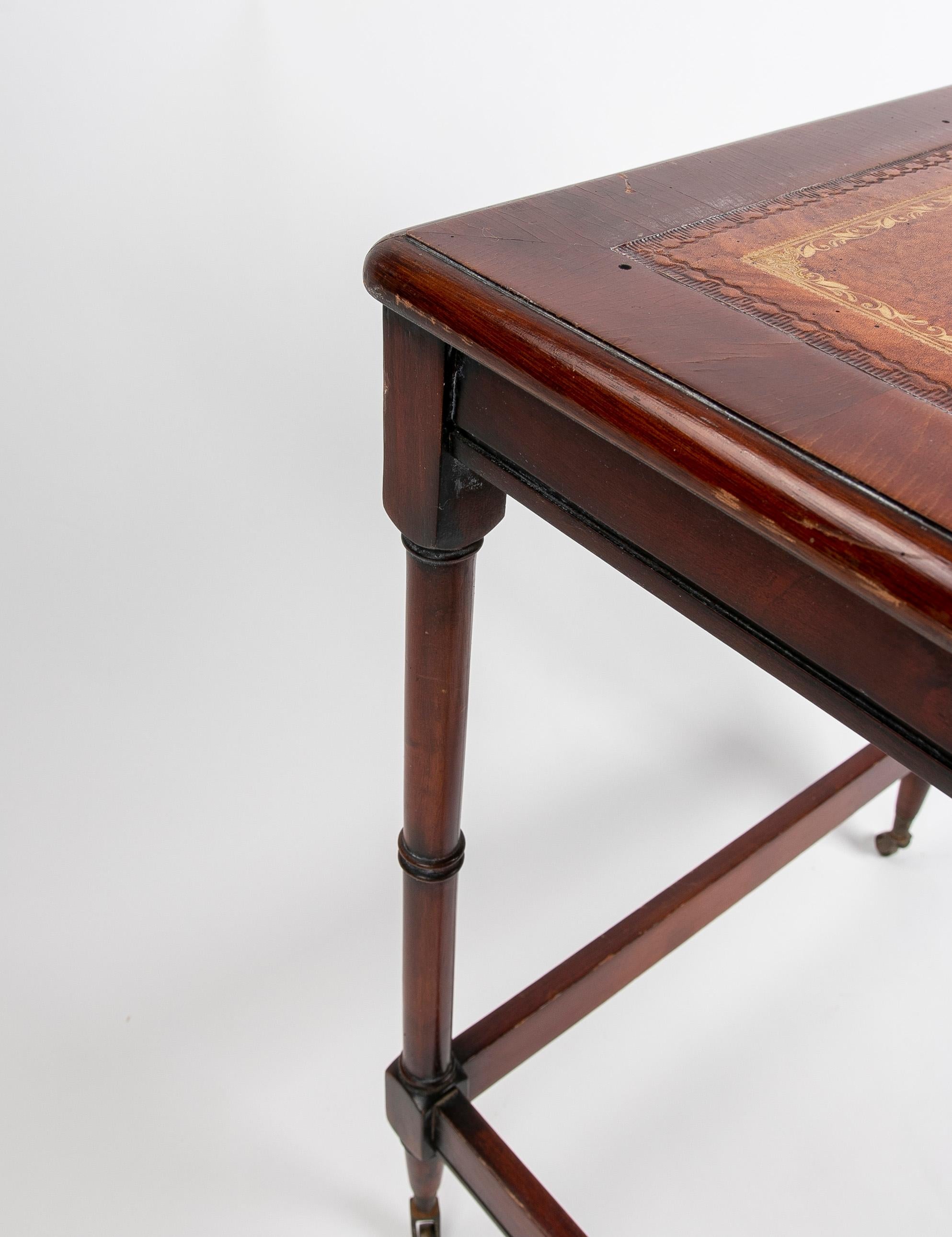 Englischer Mahagoni-Beistelltisch des 19. Jahrhunderts mit Rollen und Mahagoni-Tischplatte im Angebot 6