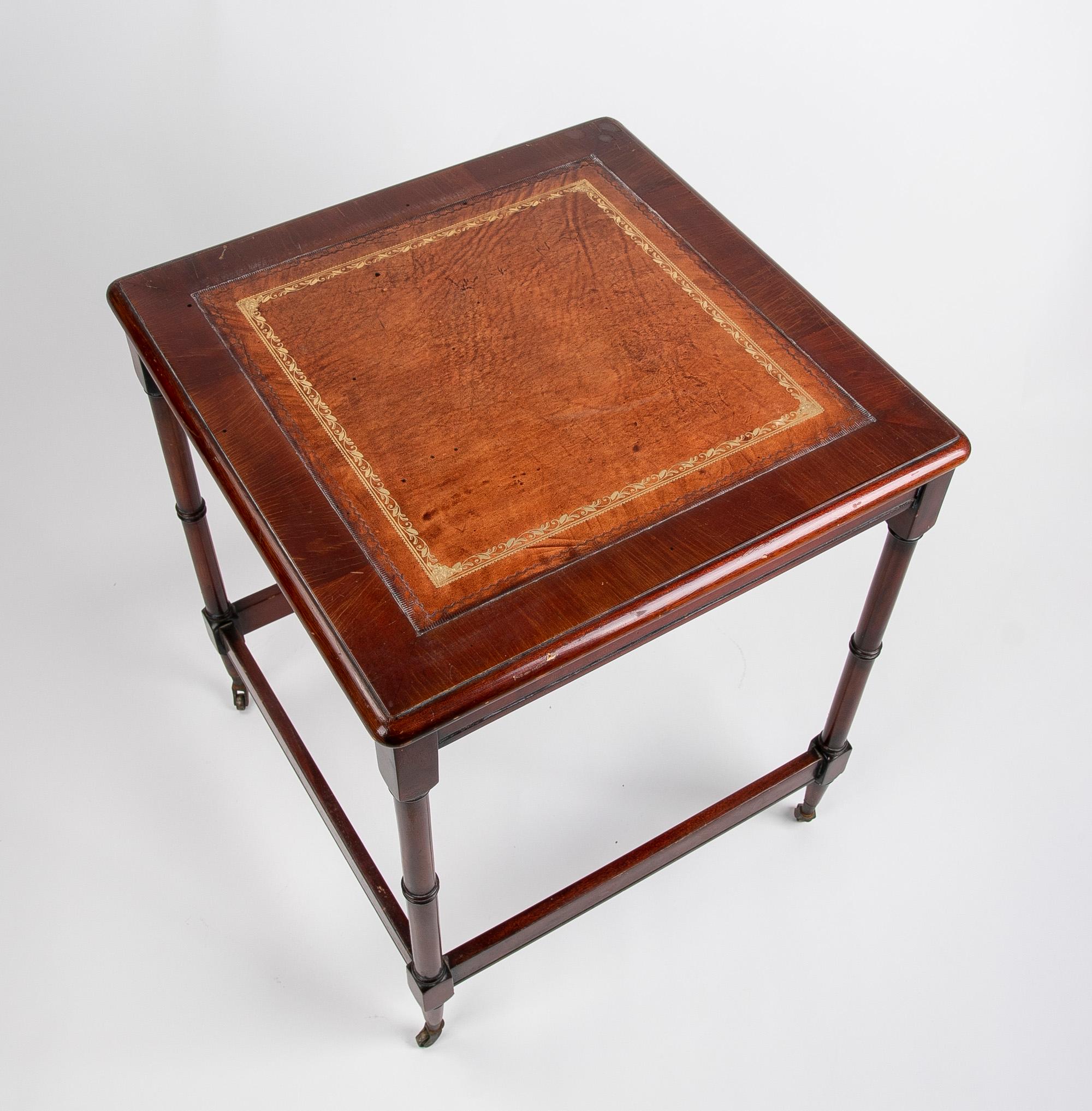Englischer Mahagoni-Beistelltisch des 19. Jahrhunderts mit Rollen und Mahagoni-Tischplatte (Leder) im Angebot