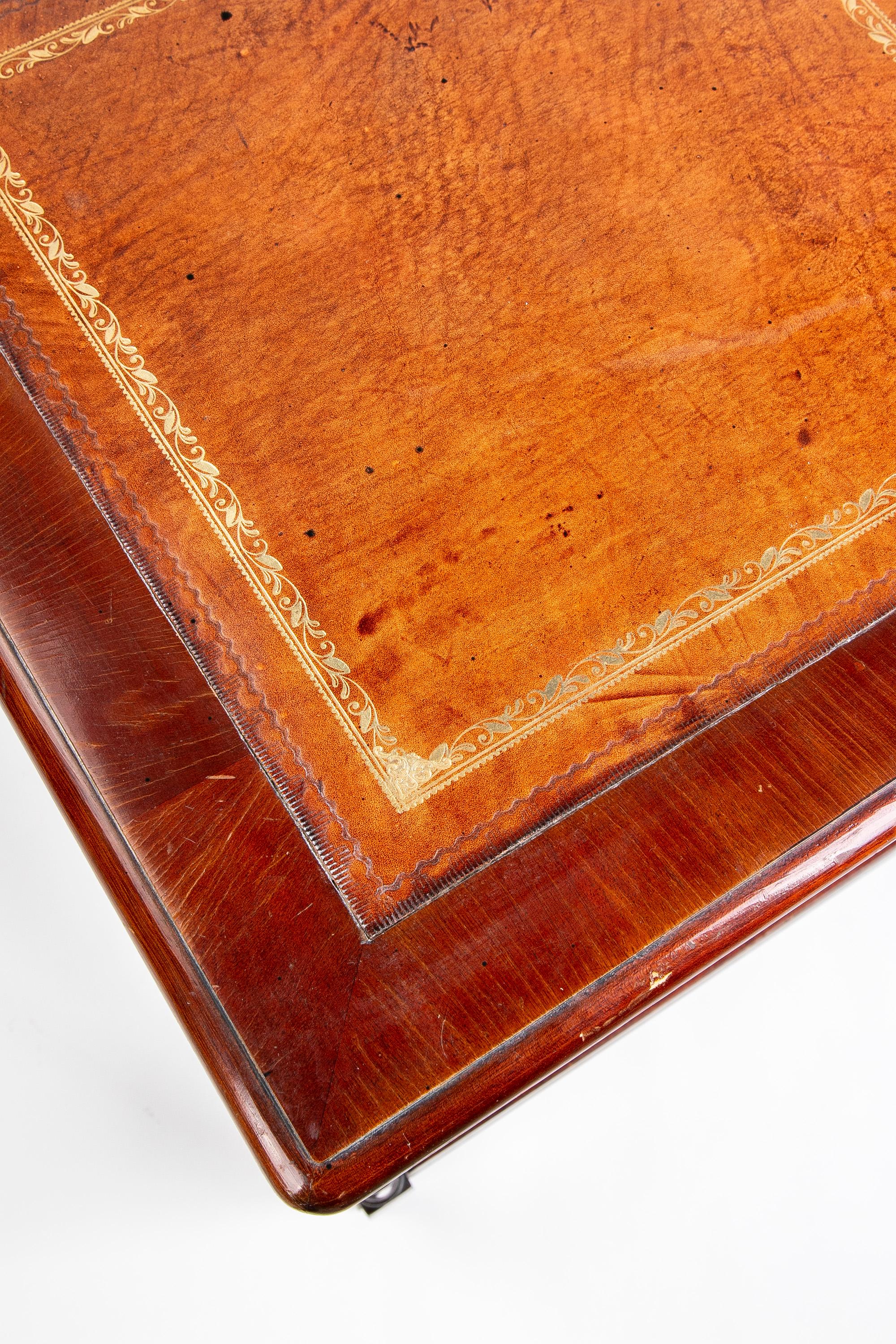 Siglo XIX, mesa auxiliar inglesa de caoba con ruedas y tablero de caoba Cuero en venta