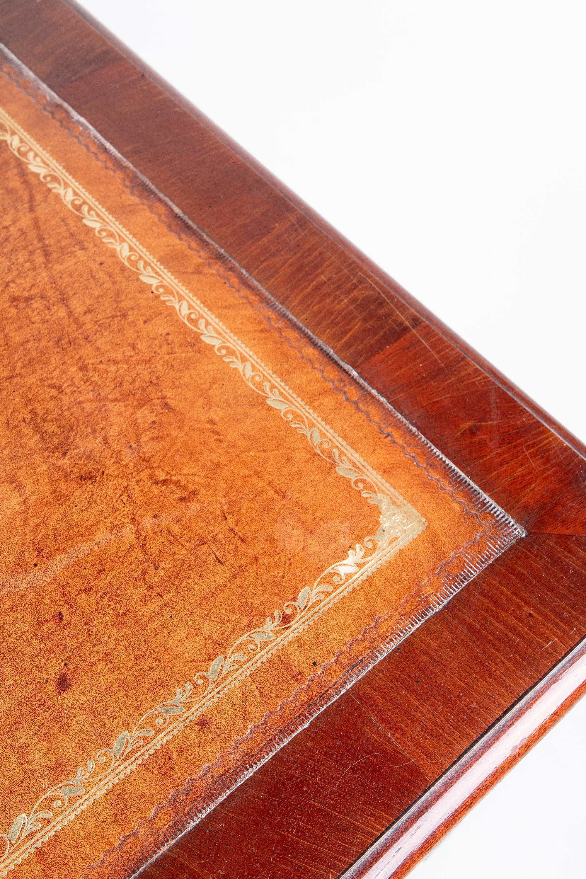 Siglo XIX, mesa auxiliar inglesa de caoba con ruedas y tablero de caoba en venta 2