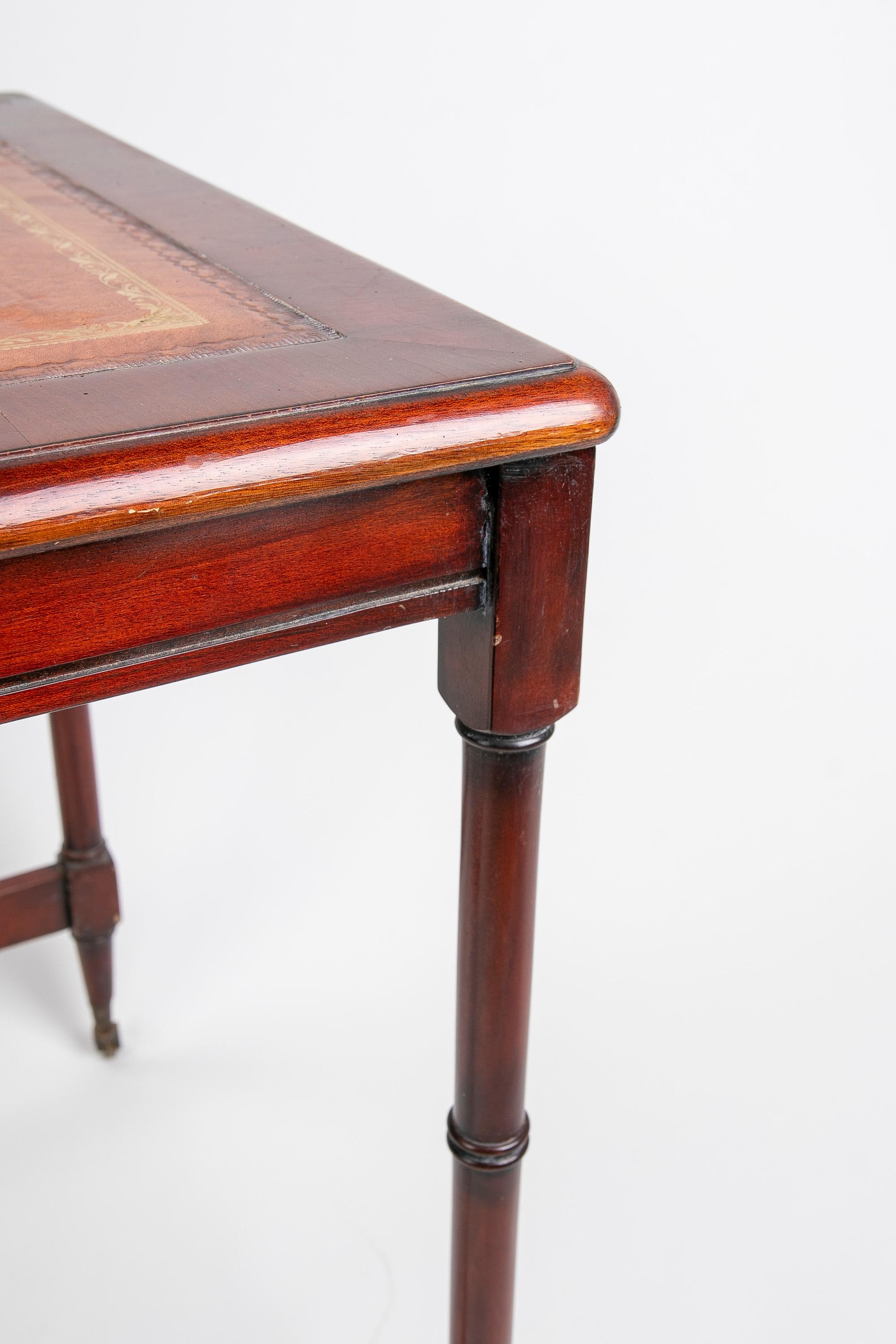 Englischer Mahagoni-Beistelltisch des 19. Jahrhunderts mit Rollen und Mahagoni-Tischplatte im Angebot 4